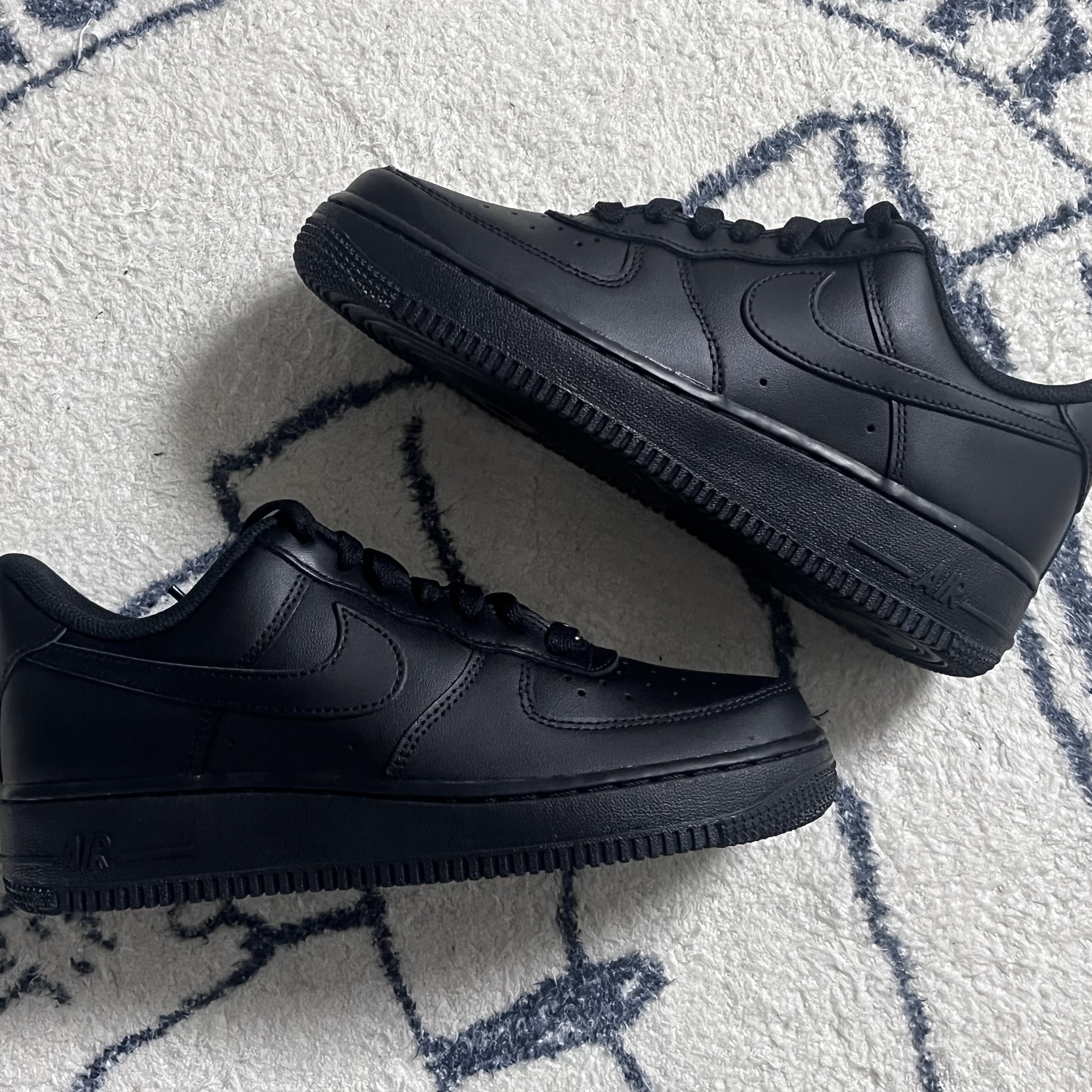 (W) Nike Air Force 1 '07 Low Triple Black 착용 스타일 - 3