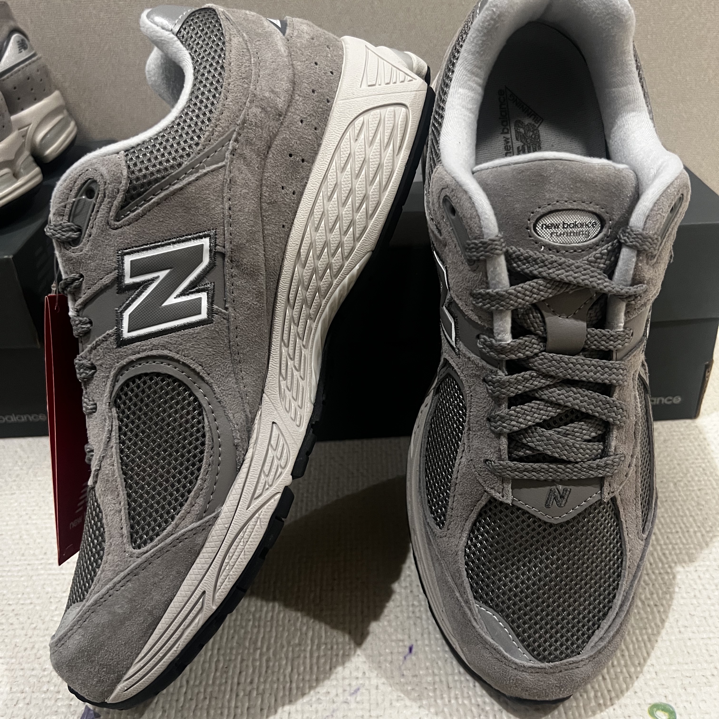New Balance 2002R Grey 착용 스타일 - 3