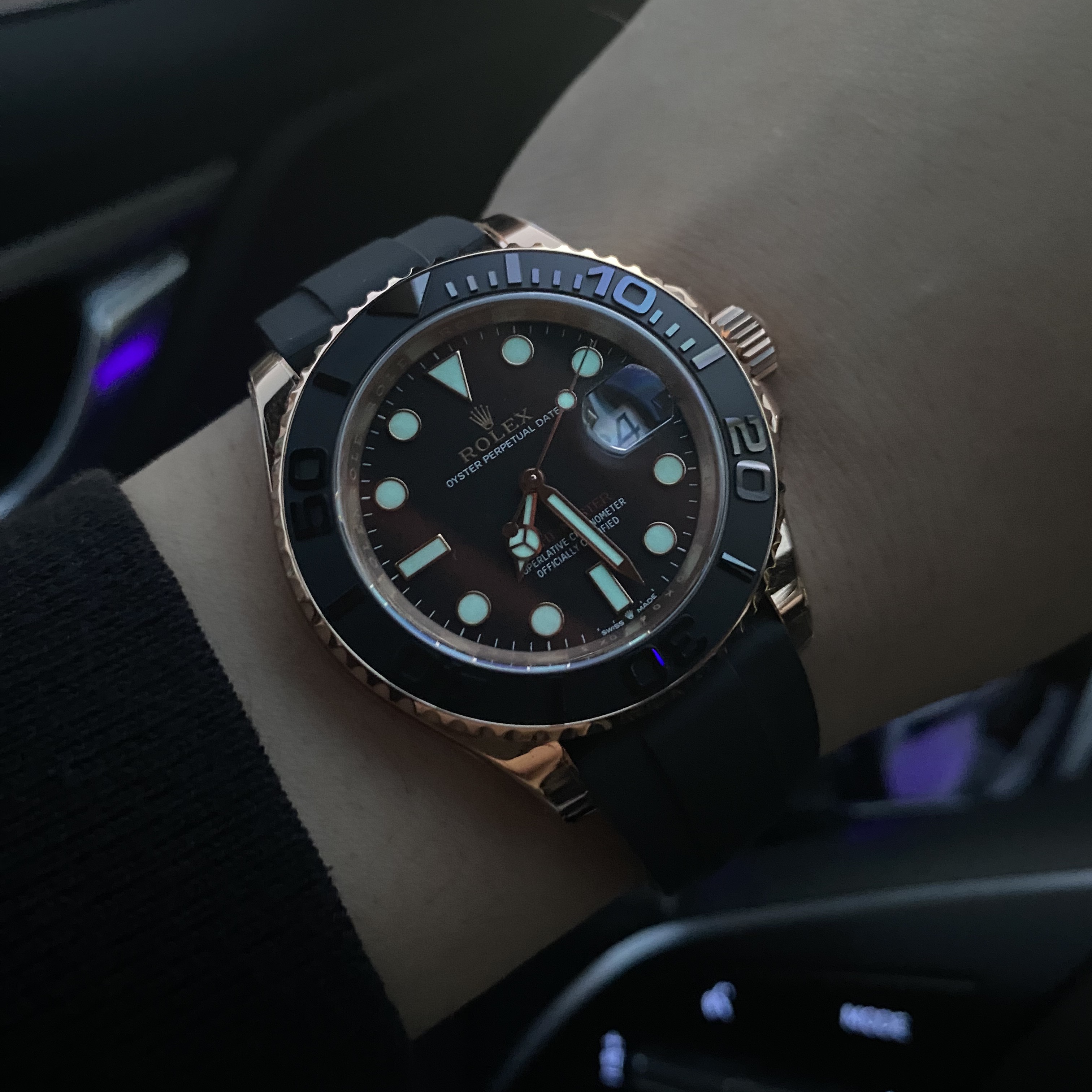 Rolex Yacht-Master 37mm 268655 Black Oysterflex 착용 스타일