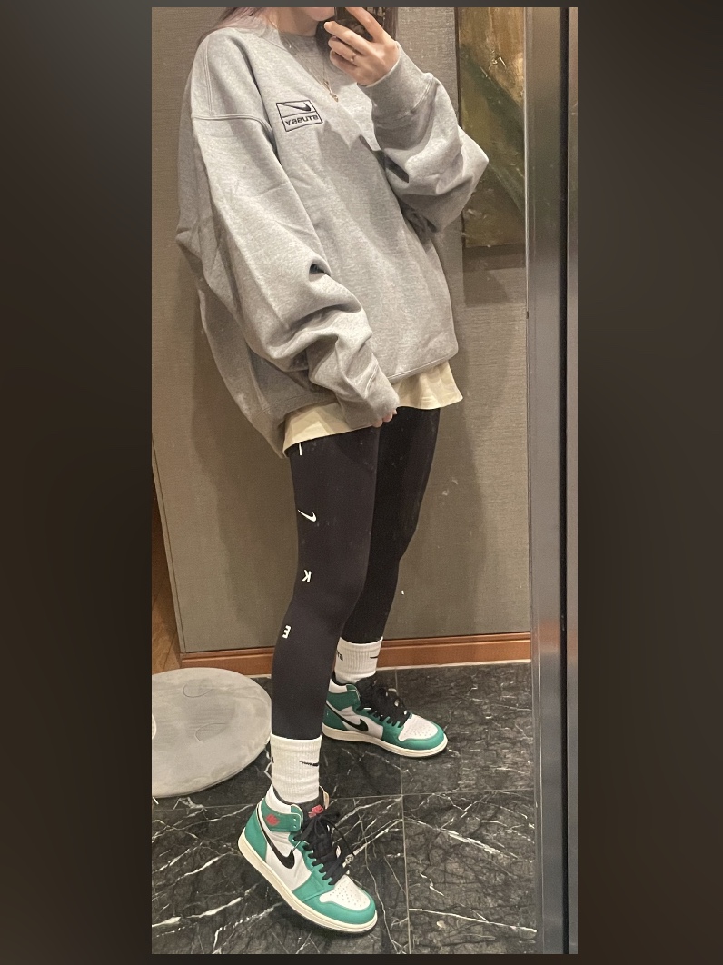 Nike x Stussy NRG Fleece Crewneck Dark Grey Heather (DO9337-063), (W) Jordan 1 Retro High OG Lucky Green 착용 스타일 - 2