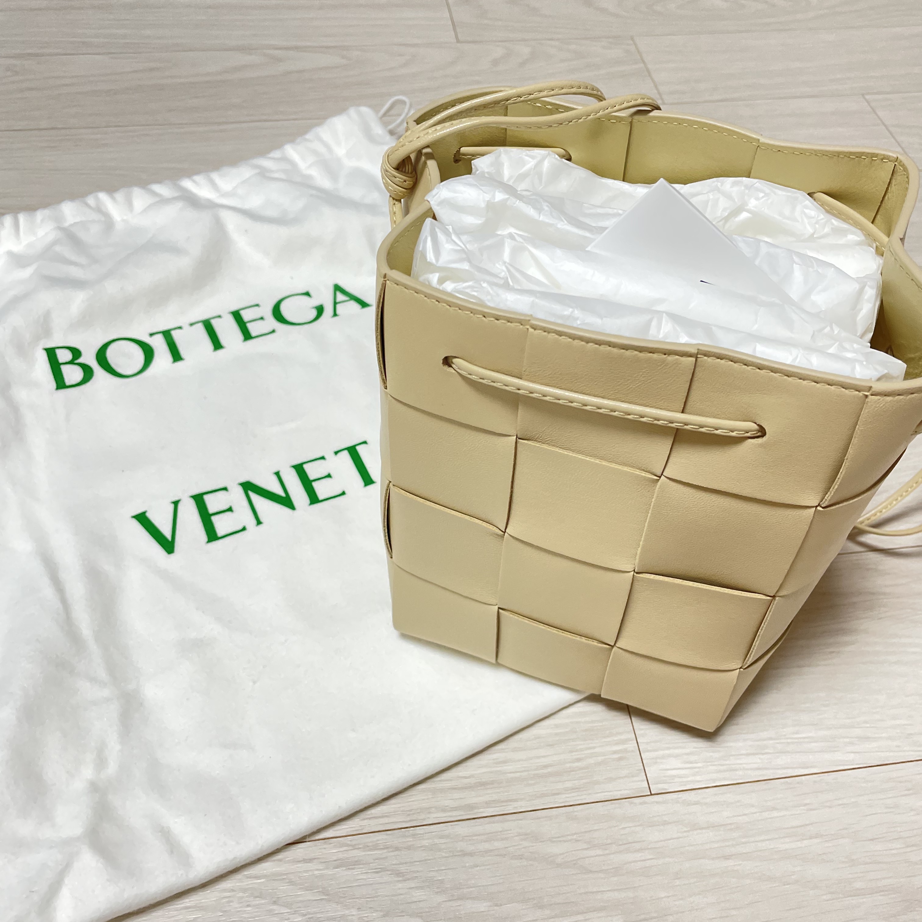 Bottega Veneta Small Leather Cassette Bucket Bag Porridge 착용 스타일 - 1