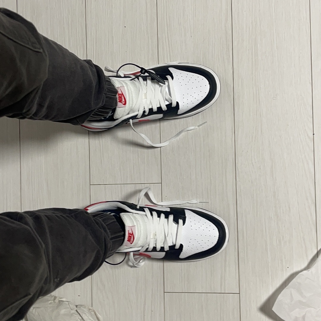 Nike Dunk Low Retro Black University Red 착용 스타일 - 2