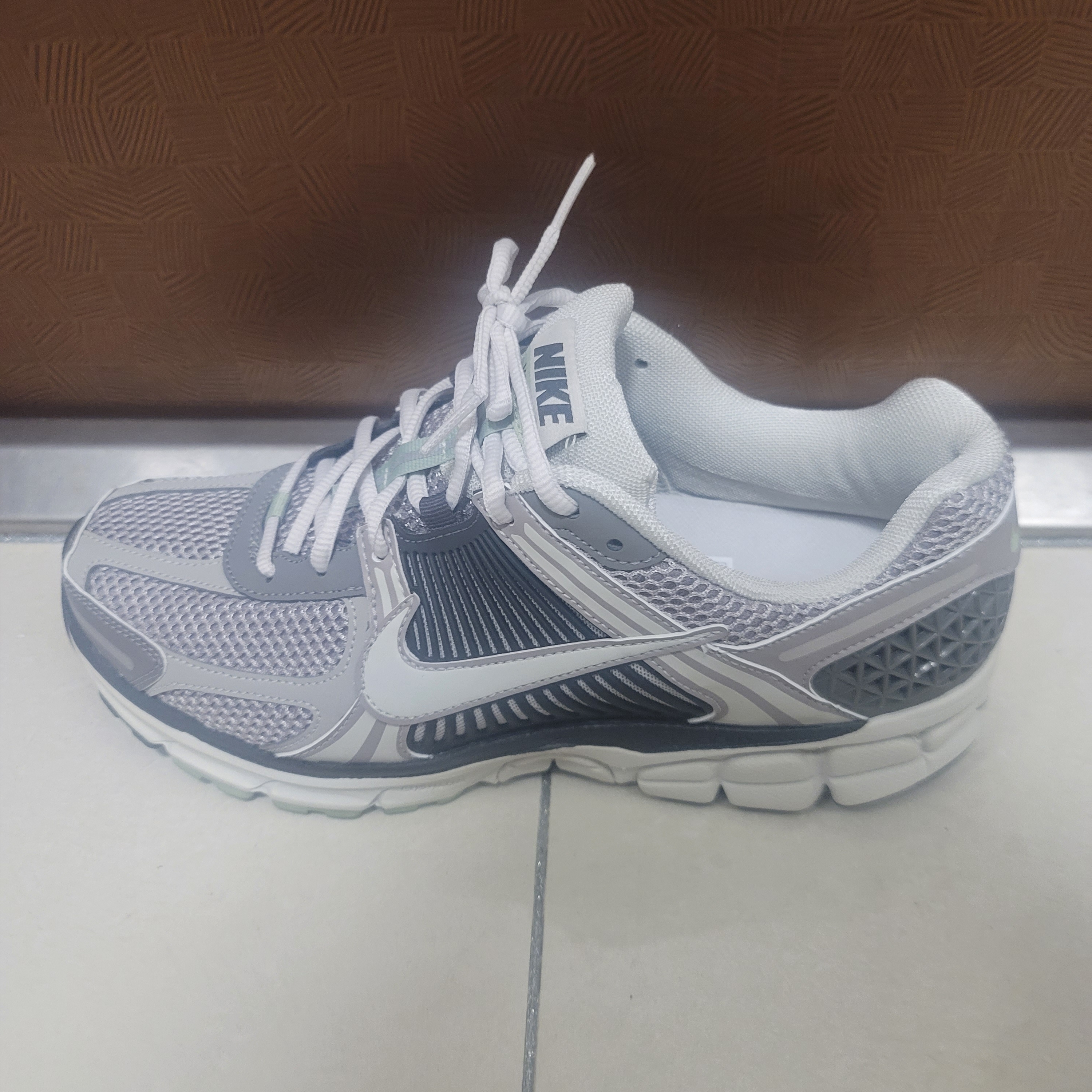 (W) Nike Zoom Vomero 5 Cobblestone and Flat Pewter 착용 스타일
