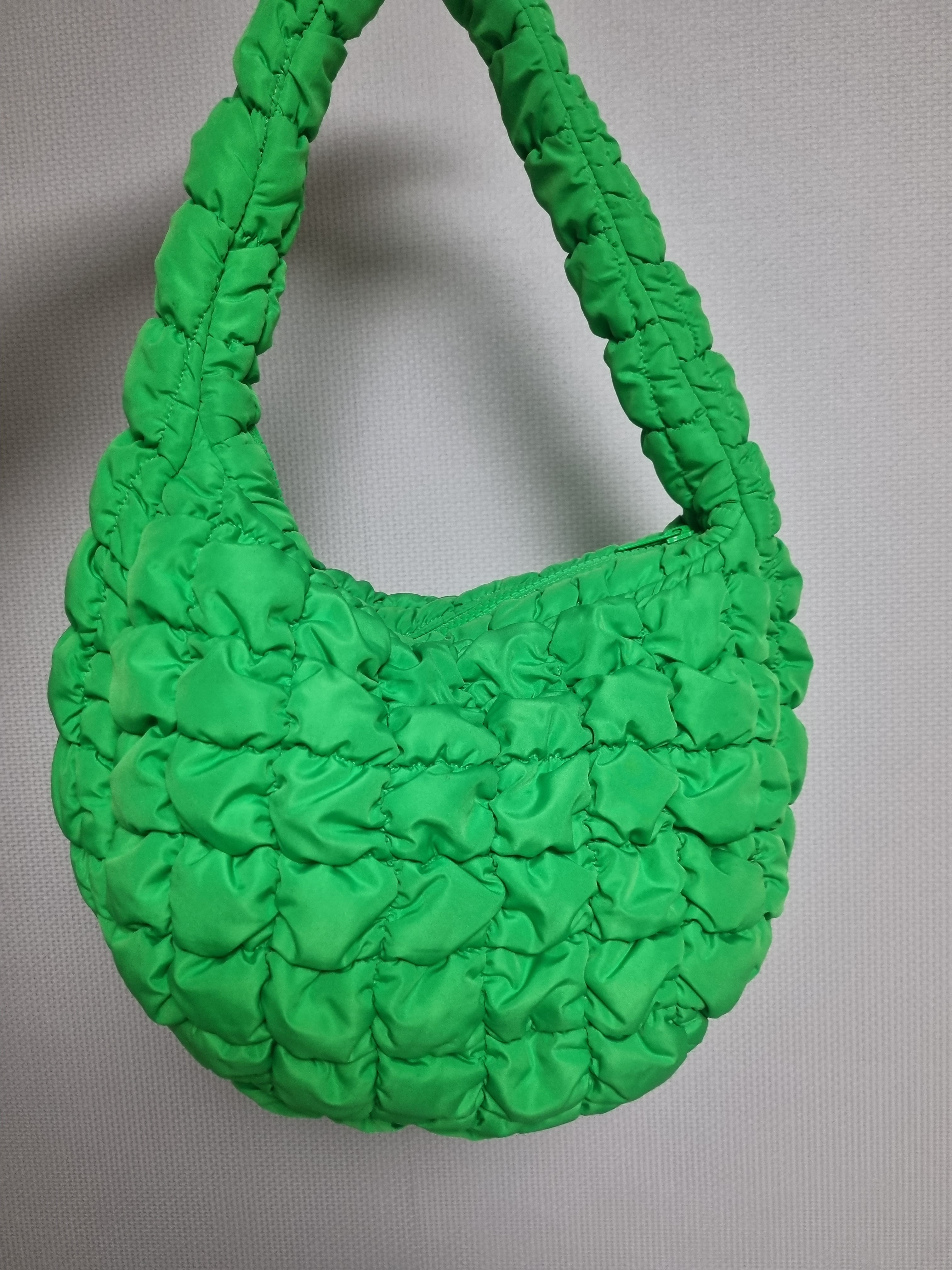 COS Quilted Mini Bag Bright Green, Jordan 1 Retro High OG Chicago 2022 착용 스타일 - 1