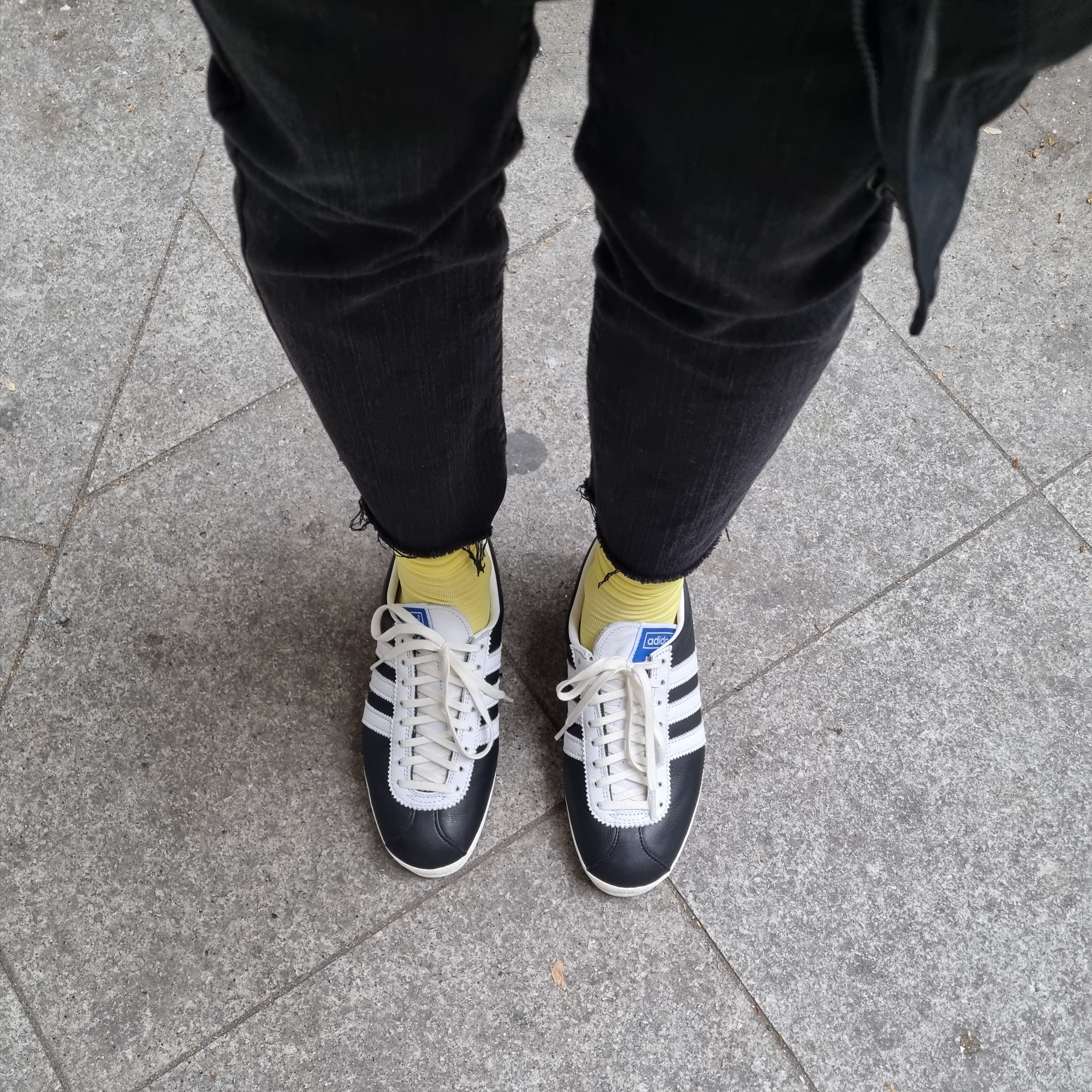 Adidas Gazelle Vintage Black White 착용 스타일