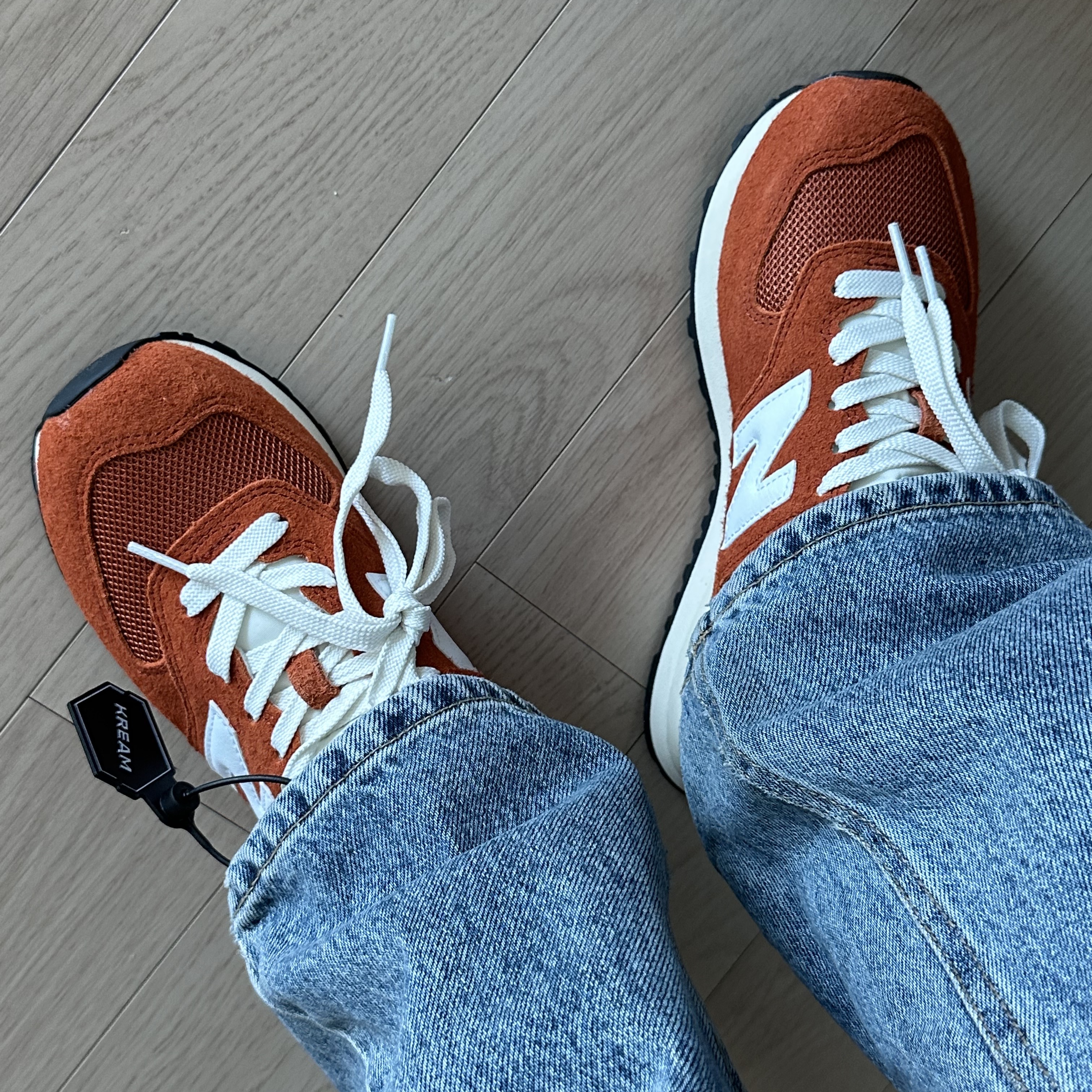 New Balance 574 Heritage Orange Burst White 착용 스타일