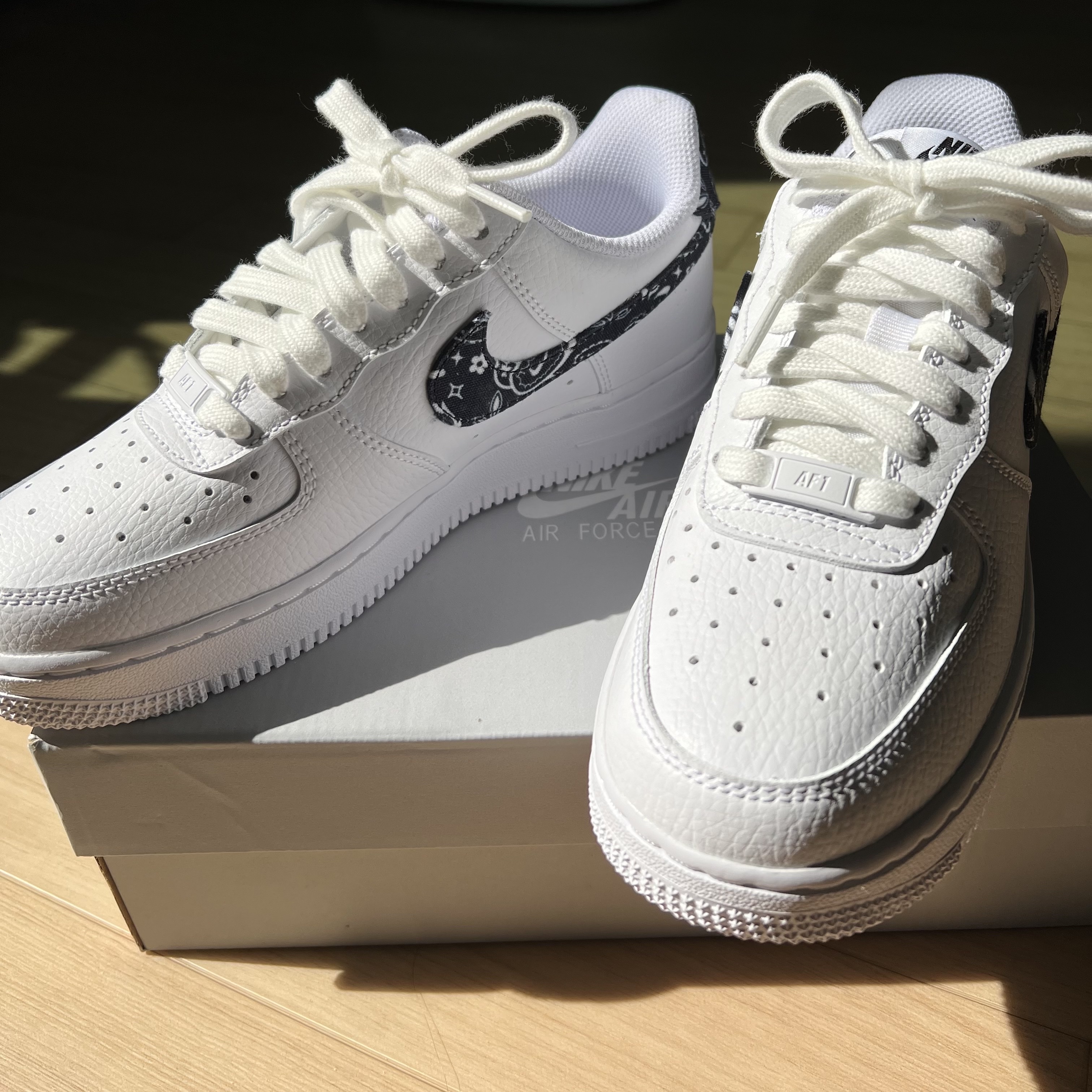 (W) Nike Air Force 1 '07 Essential Paisley Swoosh White Black 착용 스타일