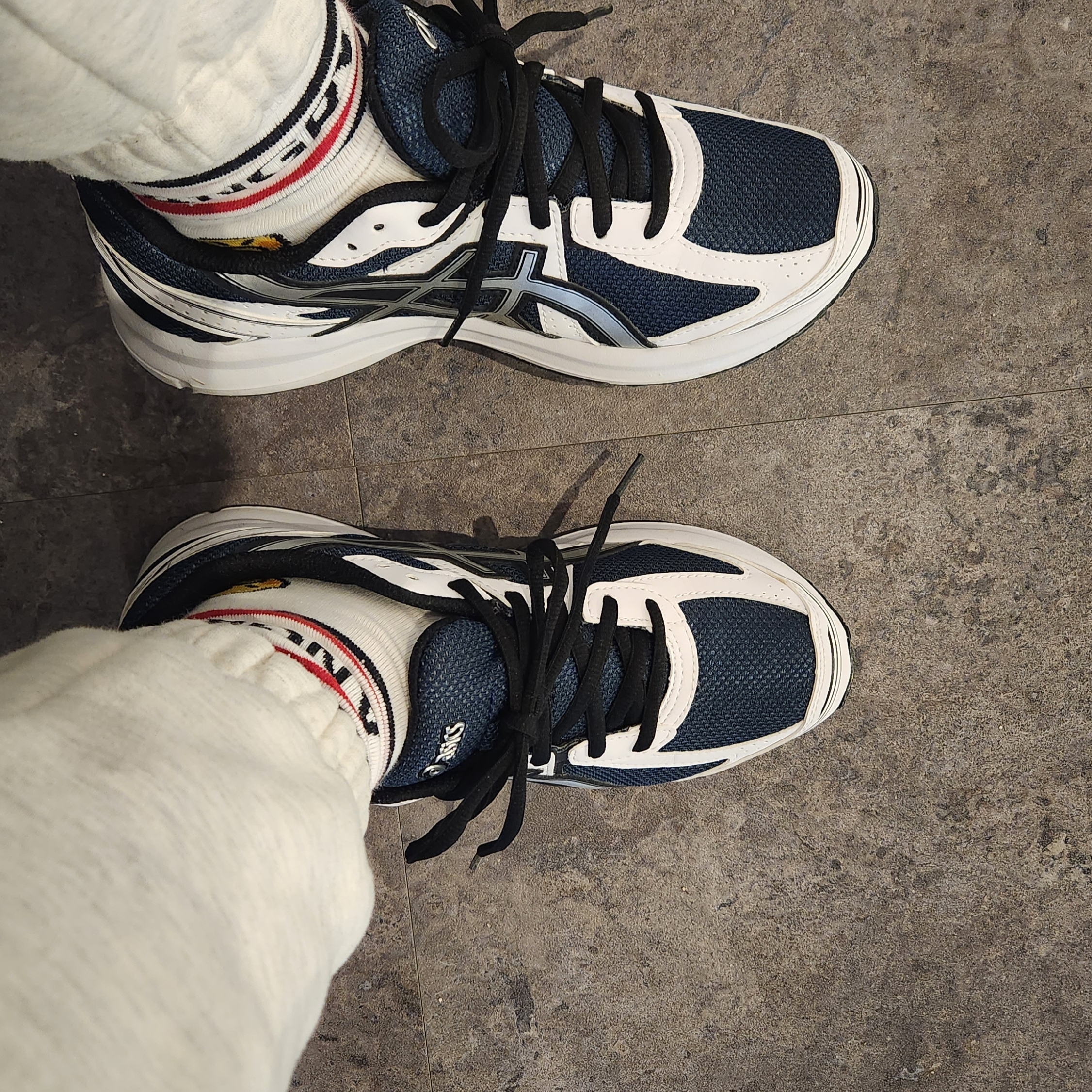 Asics Jog 100 S Navy Pure Silver - 2E Wide 착용 스타일