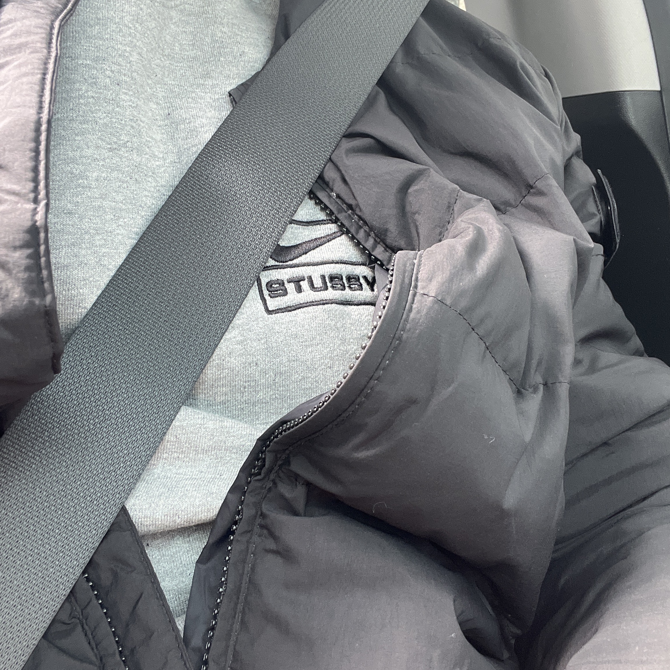 Nike x Stussy NRG Fleece Crewneck Dark Grey Heather (DO9337-063), Nike x Stussy NRG Fleece Pants Dark Grey Heather (DO9340-063) 착용 스타일 - 1