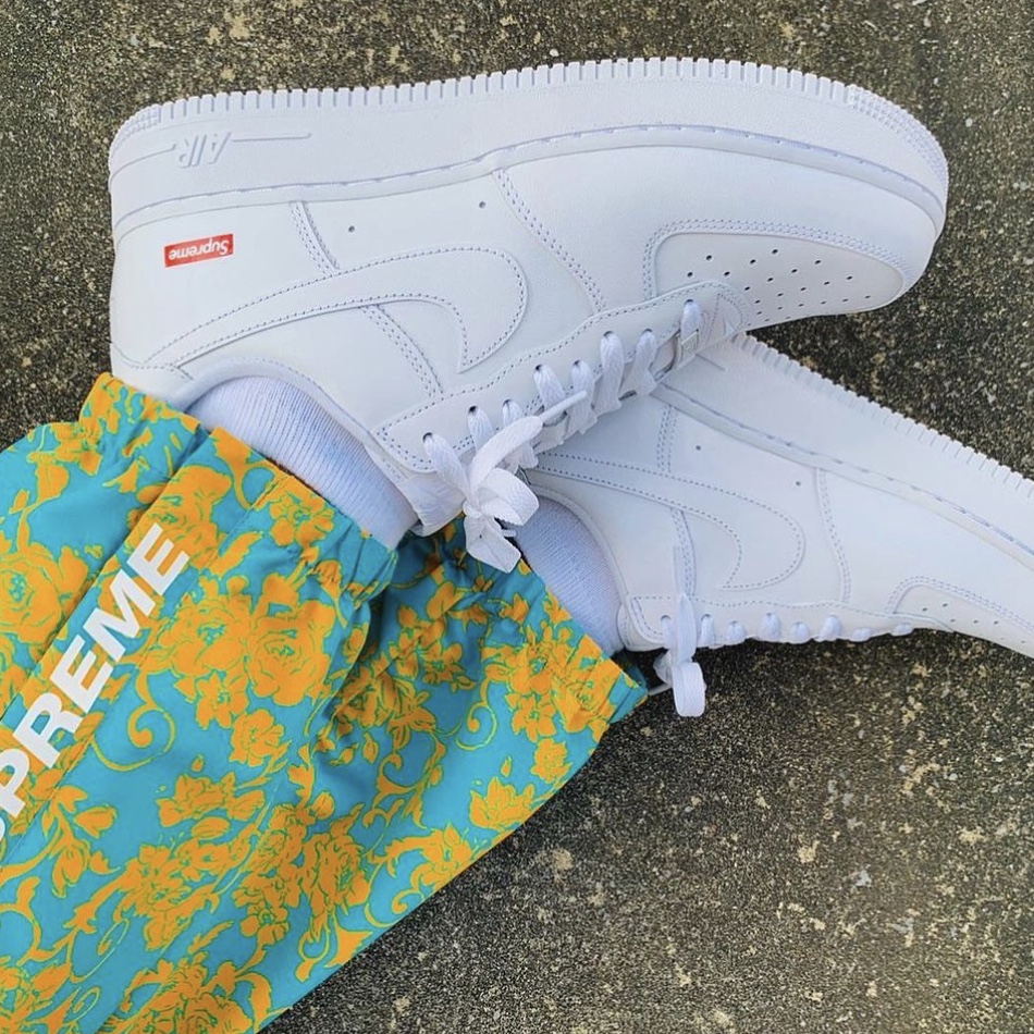 Nike x Supreme Air Force 1 Low White, Nike x Supreme Air Force 1 Low Black 착용 스타일 - 1