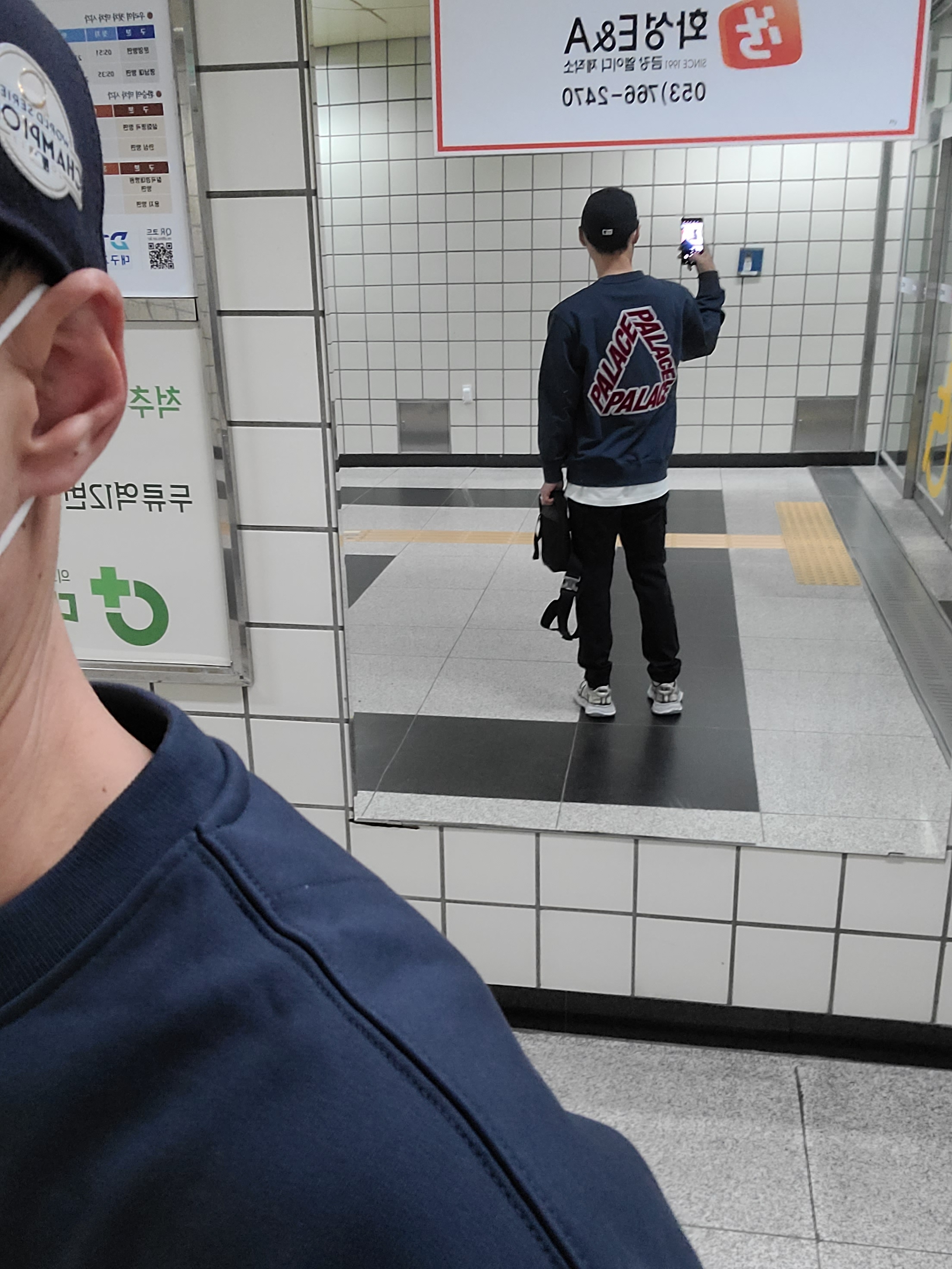 Palace P-3 Applique Crew Navy - 22FW 착용 스타일 - 2