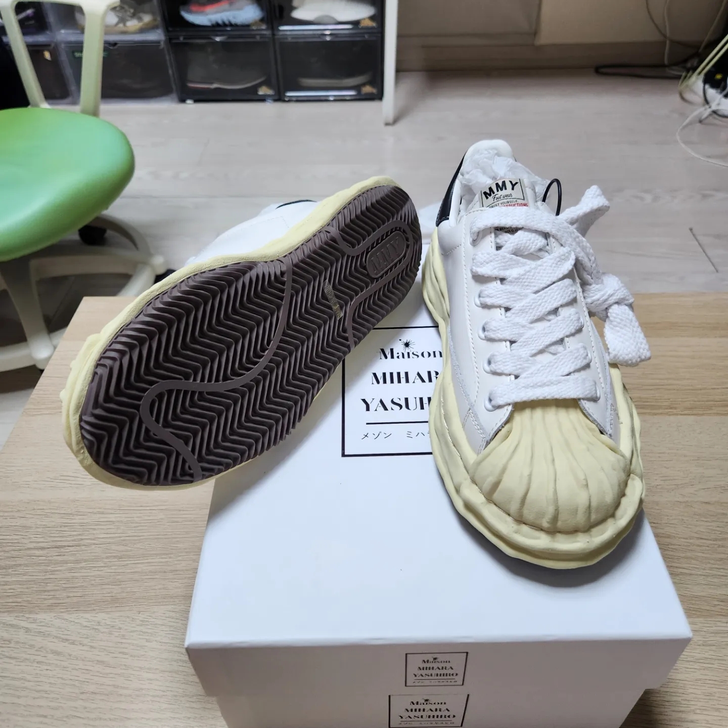 Maison Mihara Yasuhiro Blakey VL OG Sole Leather Low-top Sneakers White 착용 스타일 - 5