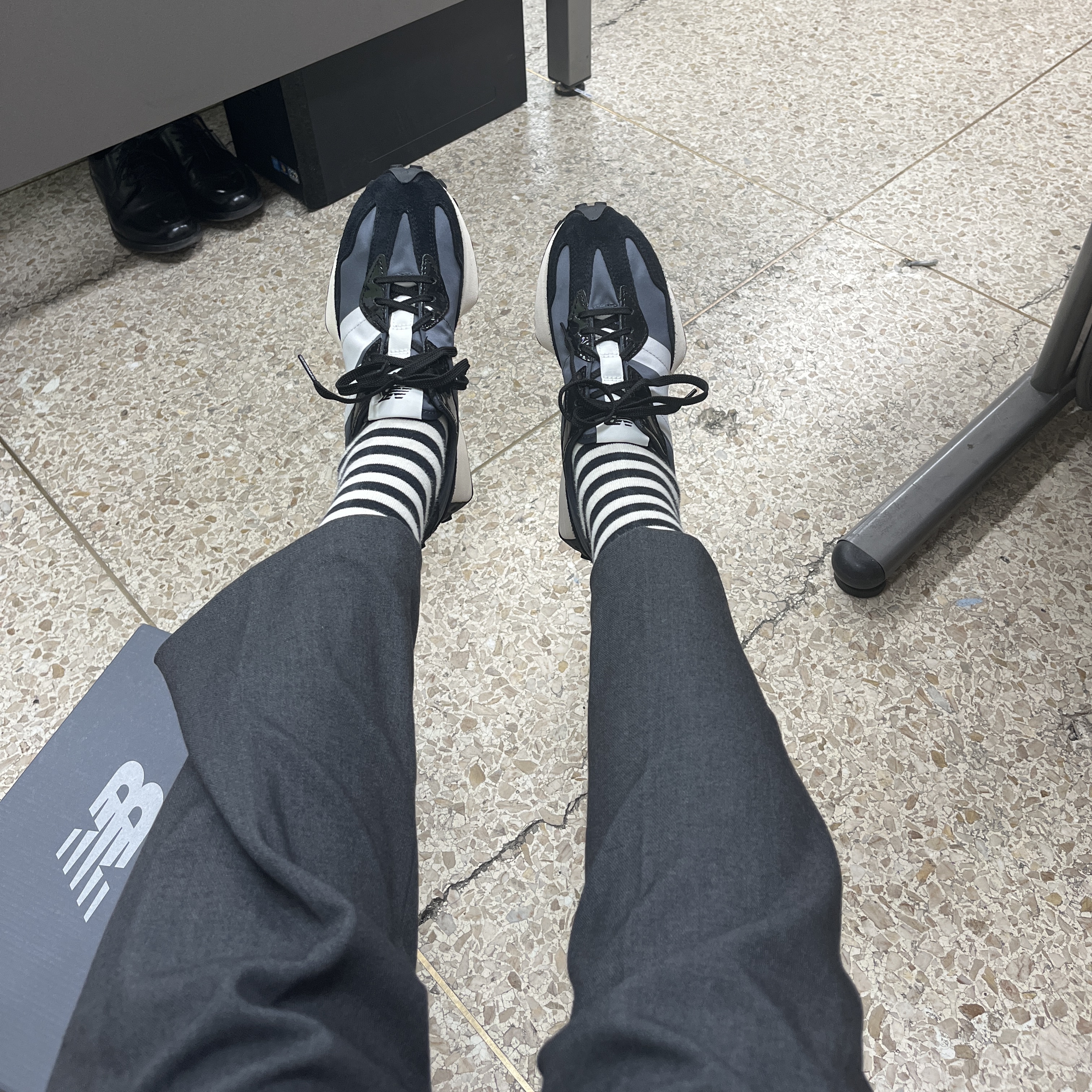 (W) New Balance 327 Black Grey 착용 스타일