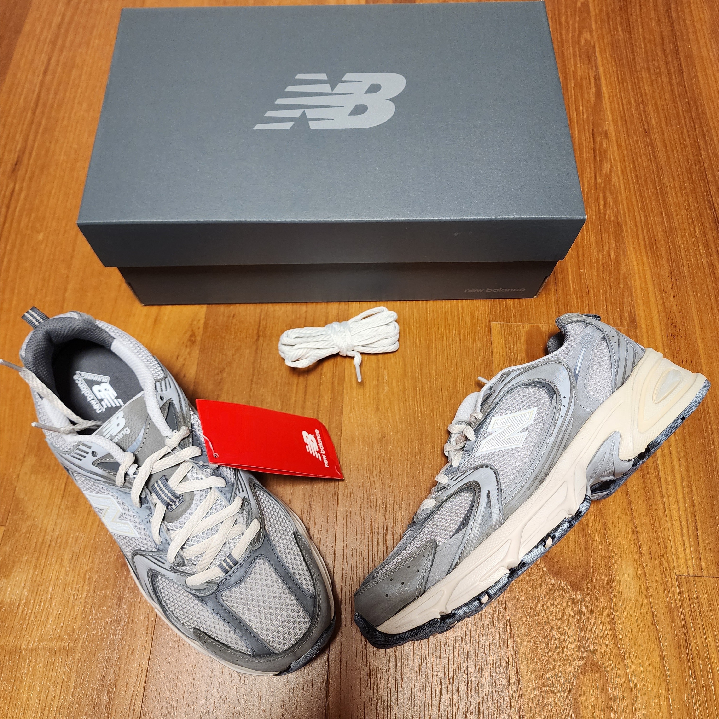 New Balance 530 Premium Vintage Grey Matter 착용 스타일 - 2
