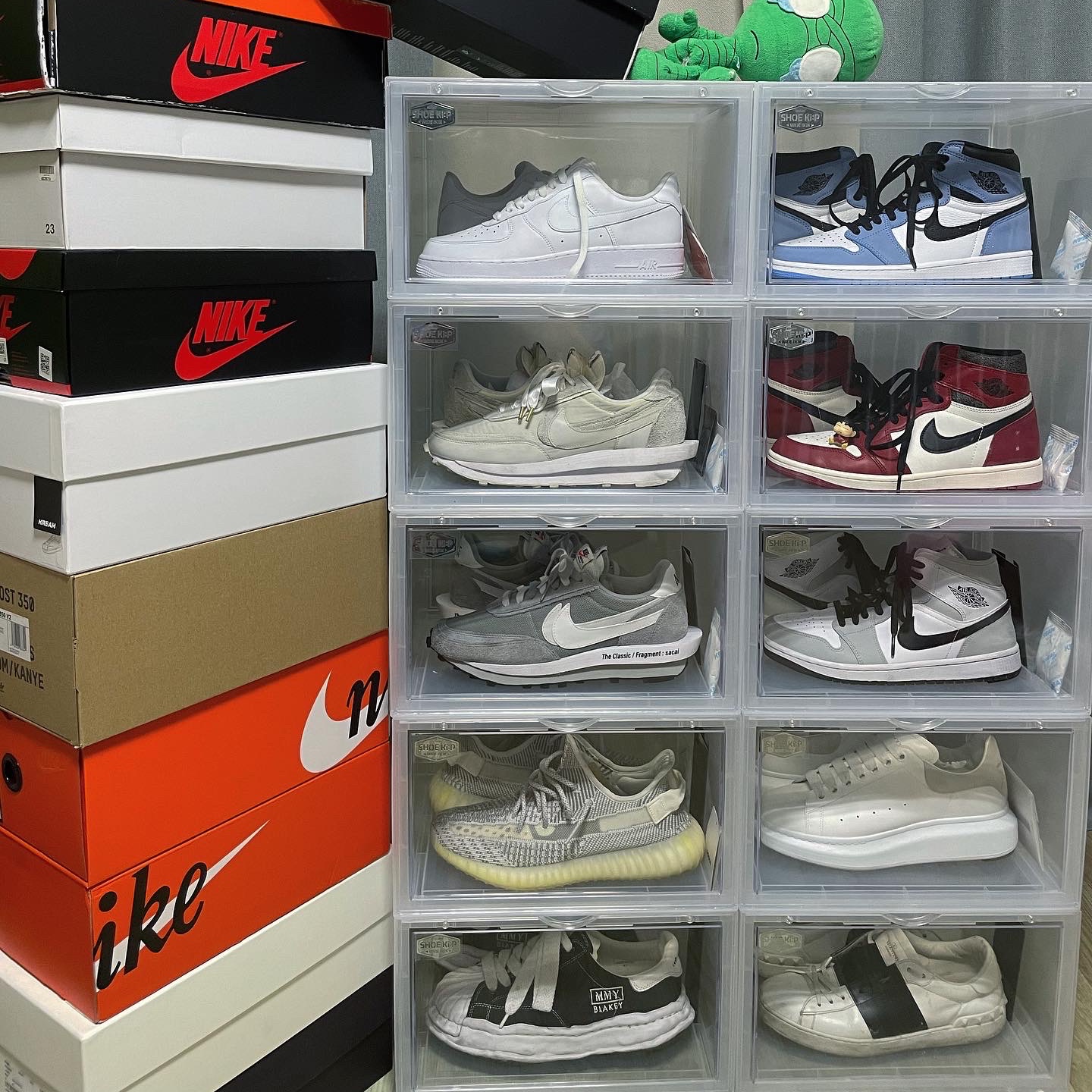 Nike Air Force 1 '07 Low White, Jordan 1 Retro High OG University Blue 착용 스타일 - 1