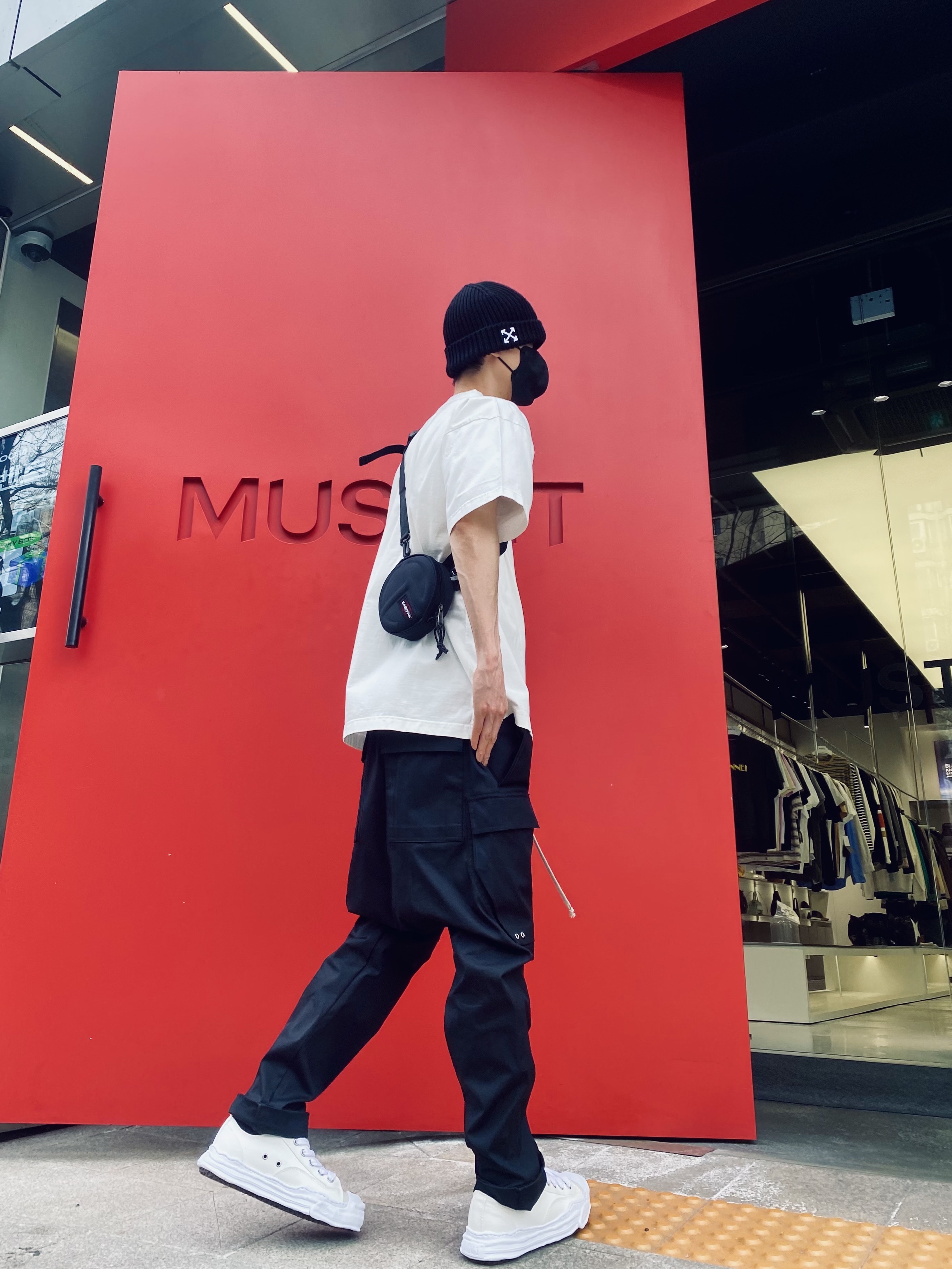 Maison Mihara Yasuhiro Hank OG Sole Canvas Low-top Sneakers White, Apple Watch SE 40mm GPS Silver Aluminum Case with Sport Band Abyss Blue (Korean Ver.) 착용 스타일 - 2