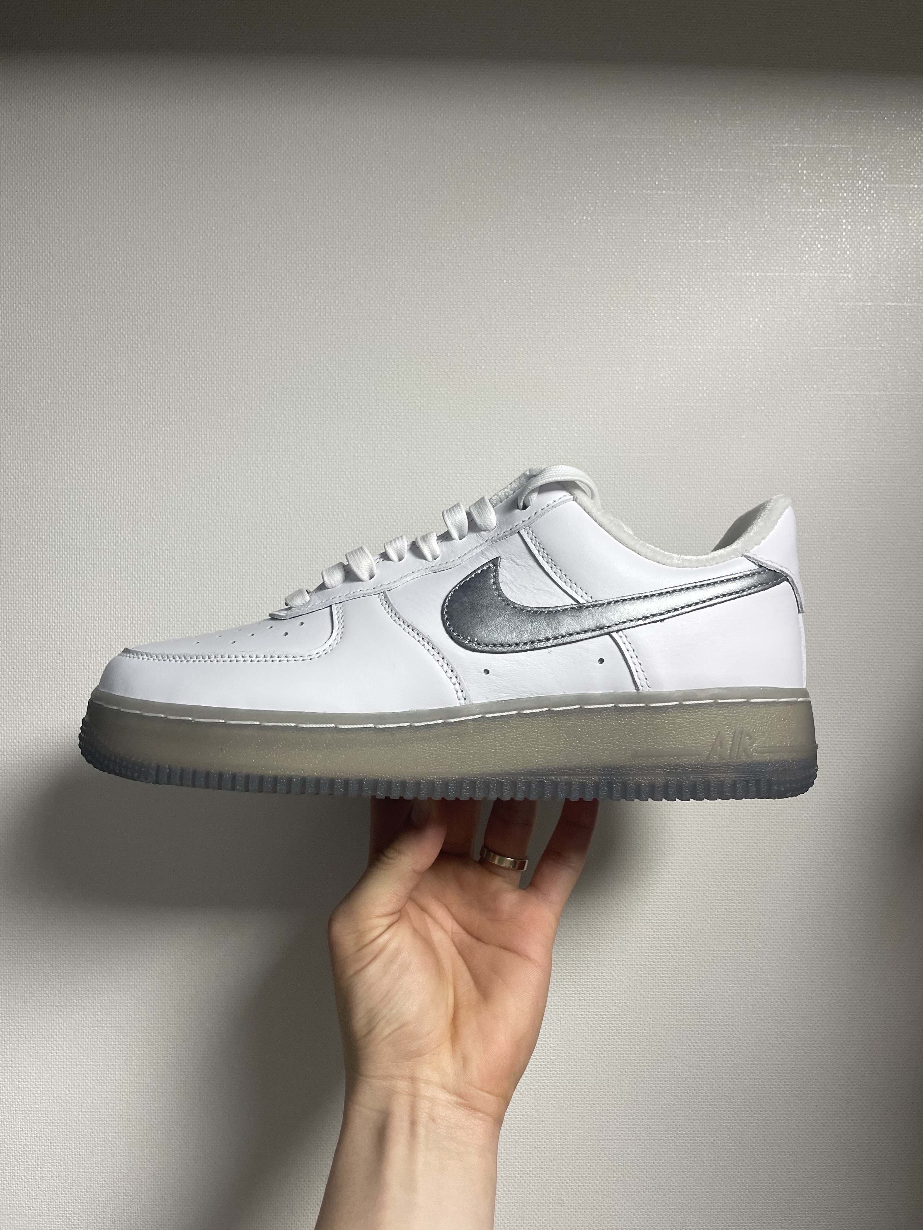 Nike Air Force 1 '07 PRM Metallic Silver 착용 스타일 - 1