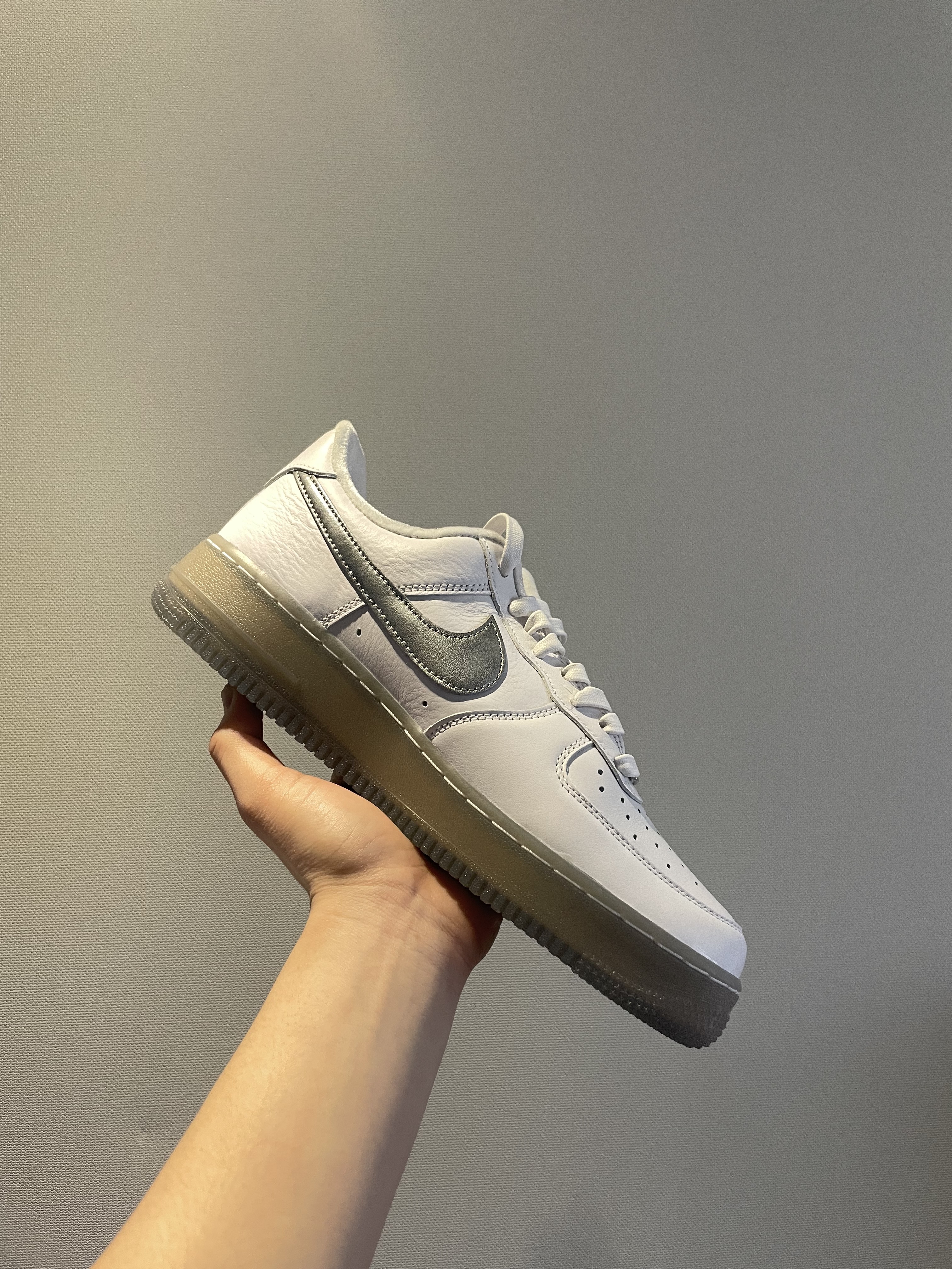 Nike Air Force 1 '07 PRM Metallic Silver 착용 스타일 - 3