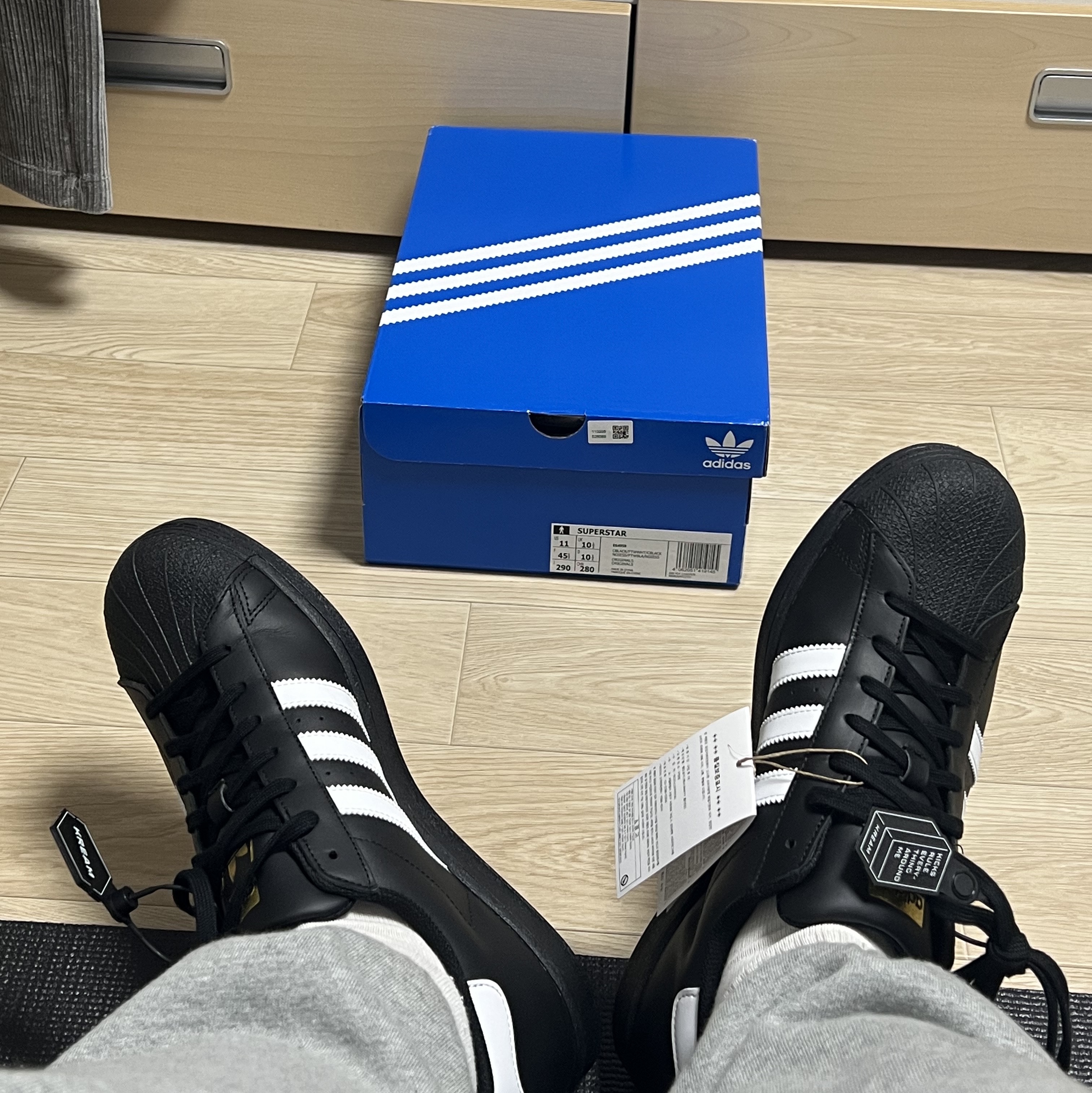Adidas Superstar Core Black White 착용 스타일 - 2