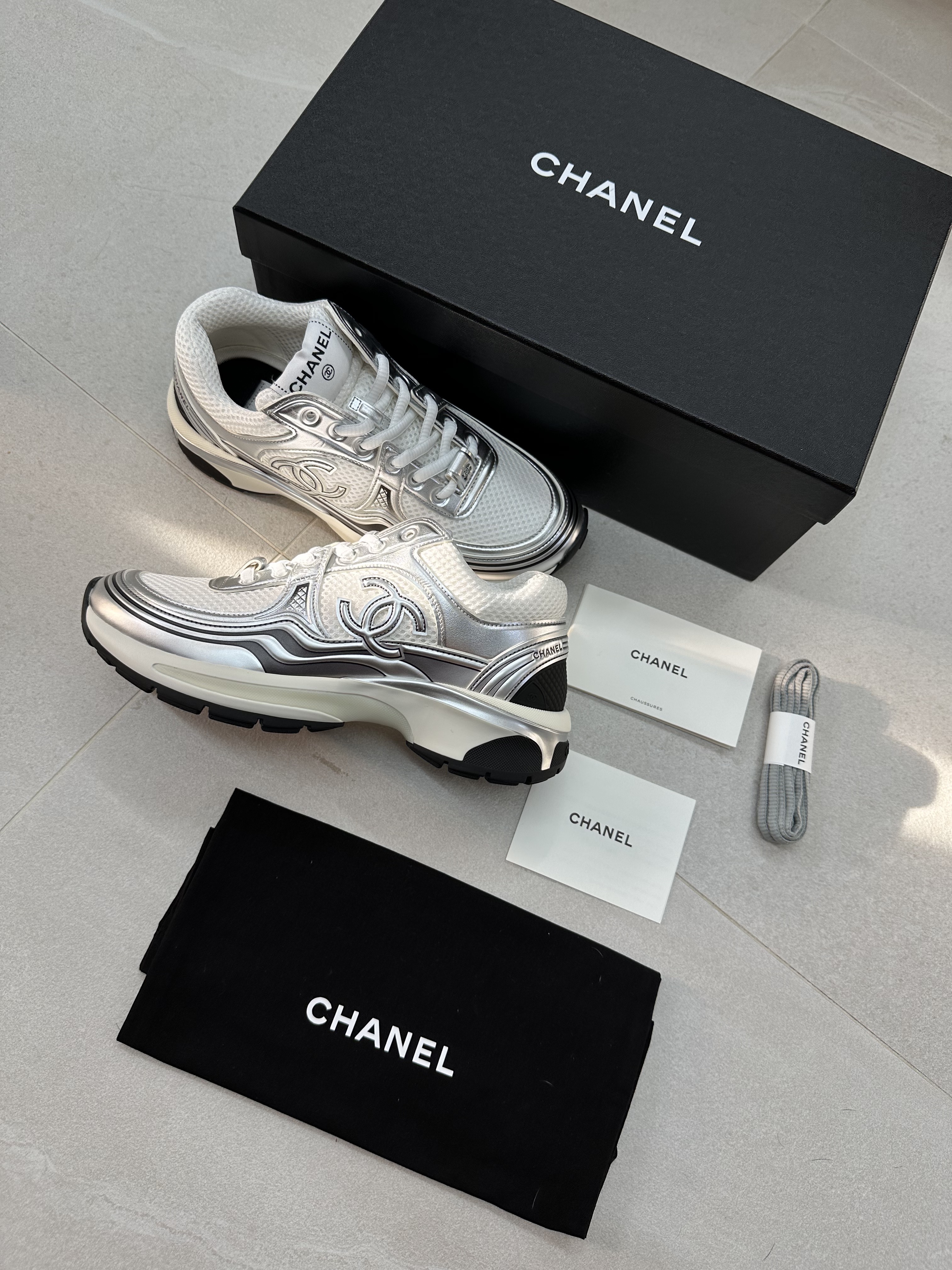 (W) Chanel Sneakers Fabric Laminated & White Silver 착용 스타일 - 1