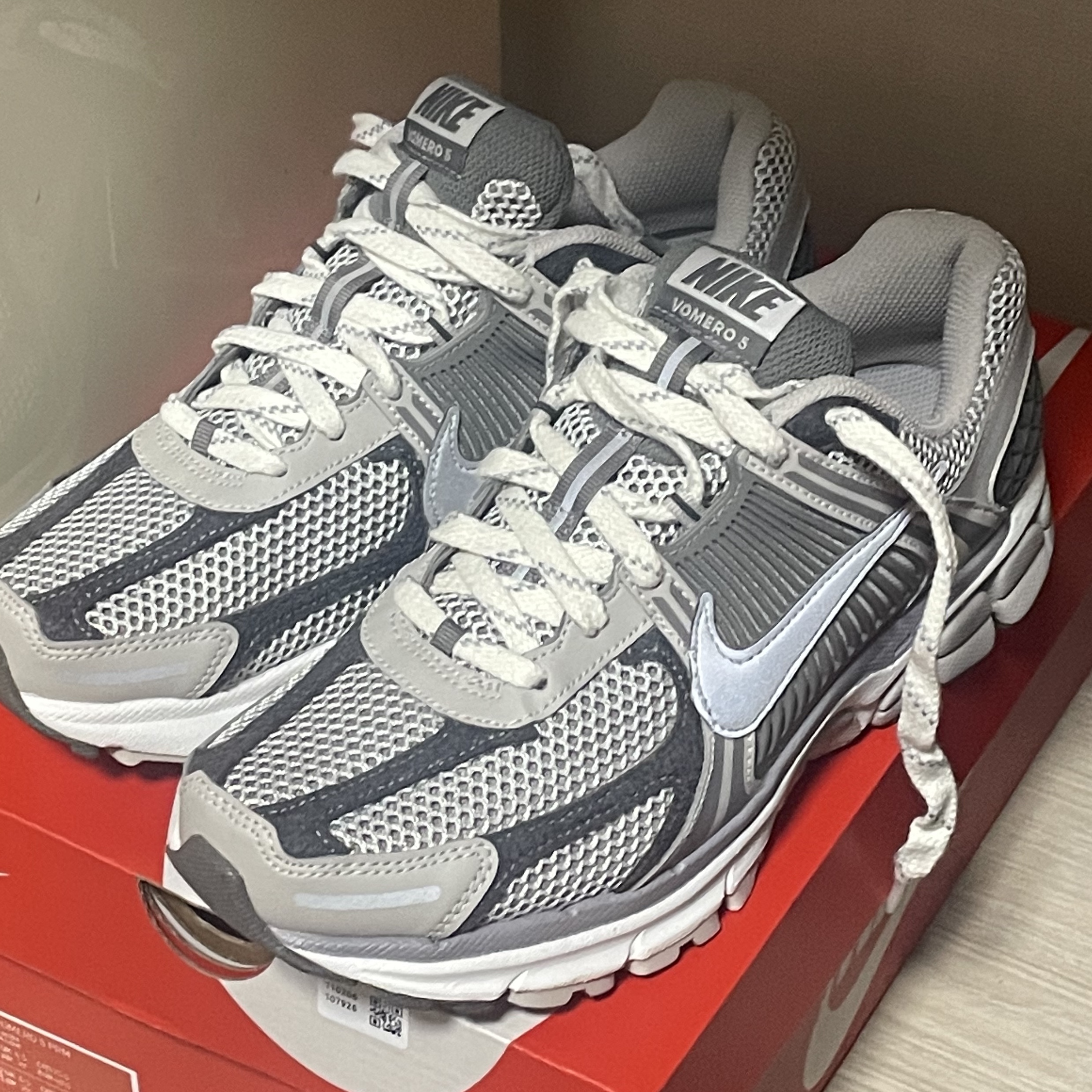 Nike Zoom Vomero 5 PRM Light Iron Ore and Flat Fewter 착용 스타일