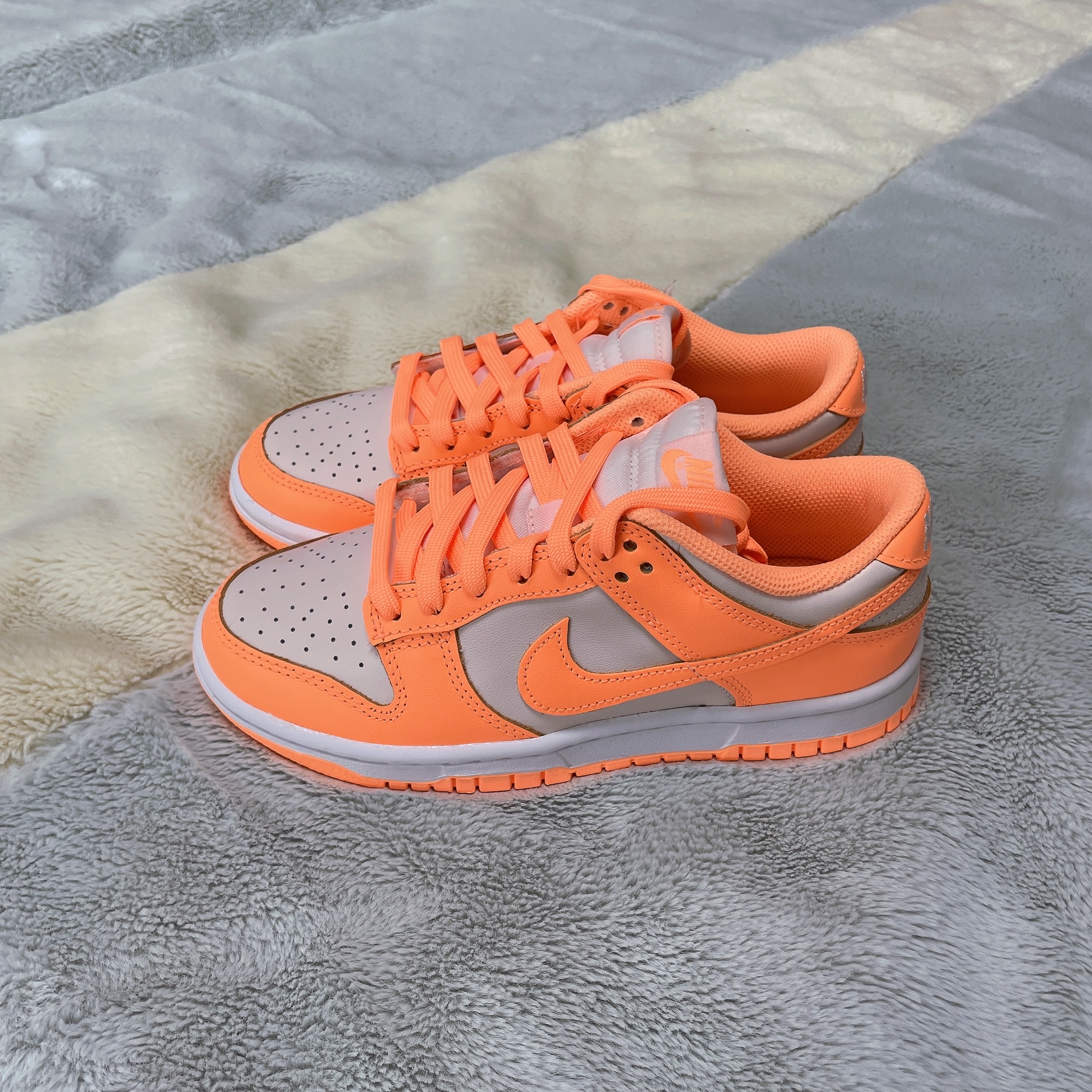(W) Nike Dunk Low Peach Cream 착용 스타일 - 1
