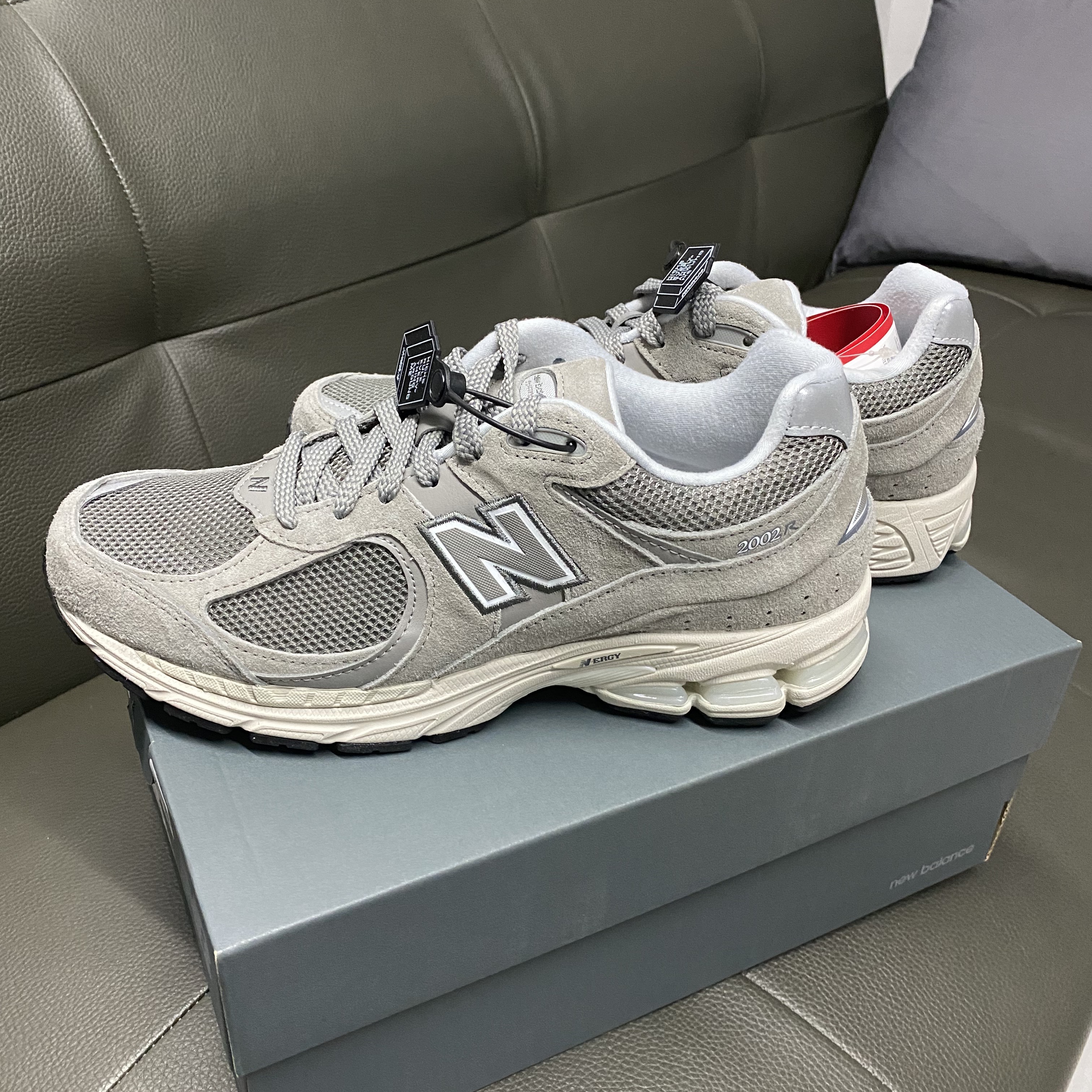 New Balance 2002R Grey 착용 스타일