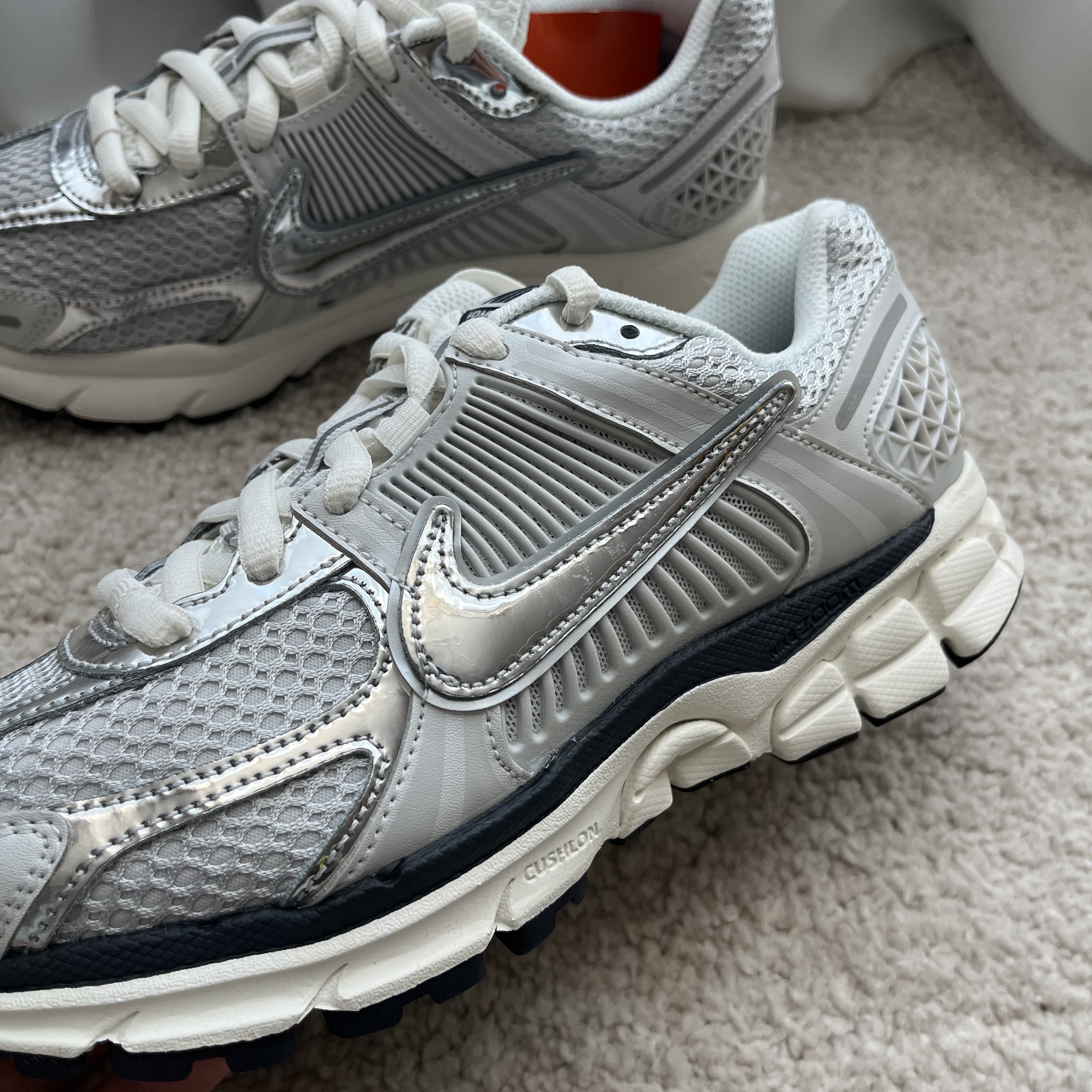 (W) Nike Zoom Vomero 5 Photon Dust and Metallic Silver 착용 스타일 - 1