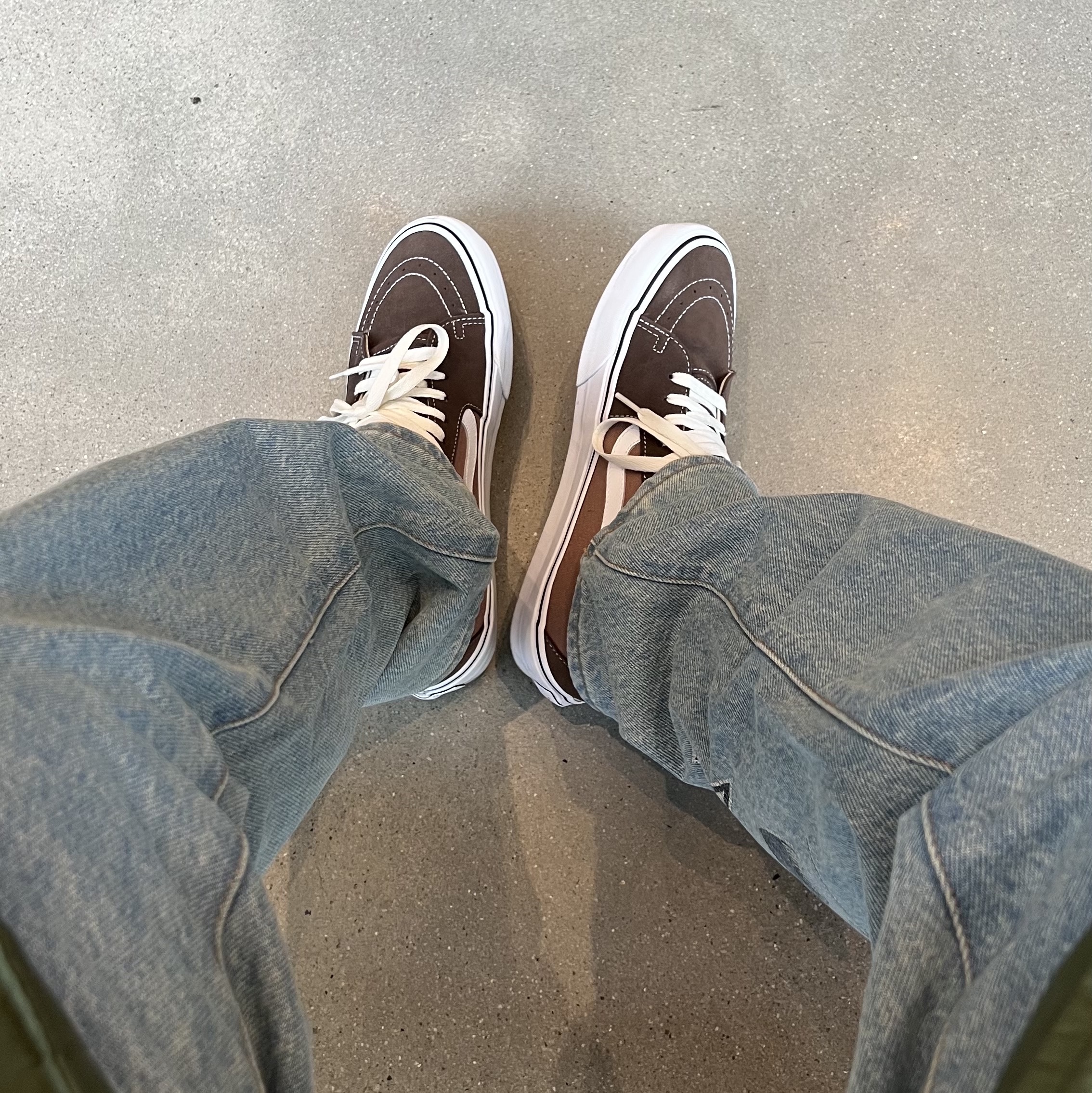 Vans Vault x JJJJound Sk8-Mid LX Brown, Supreme x Thrasher Regular Jean Washed Blue - 21FW 착용 스타일