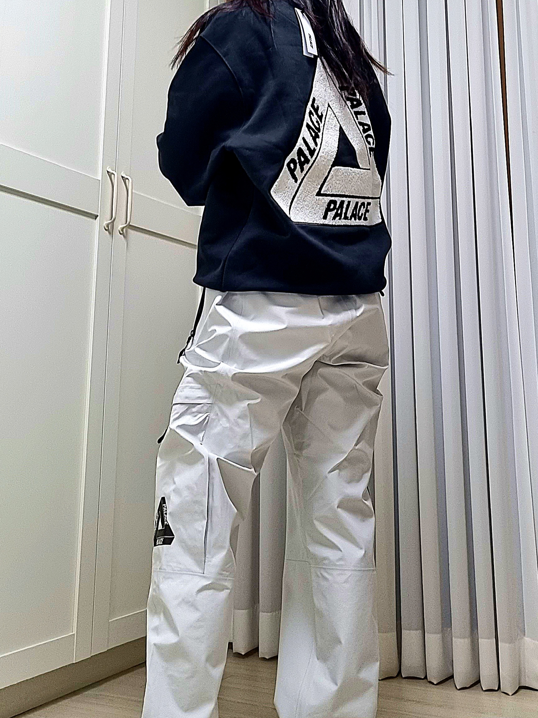 Palace Fleece Tri-Ferg Crew Black - 23SS, Palace Gore-Tex Cargo Bottom White - 23SS 착용 스타일 - 2