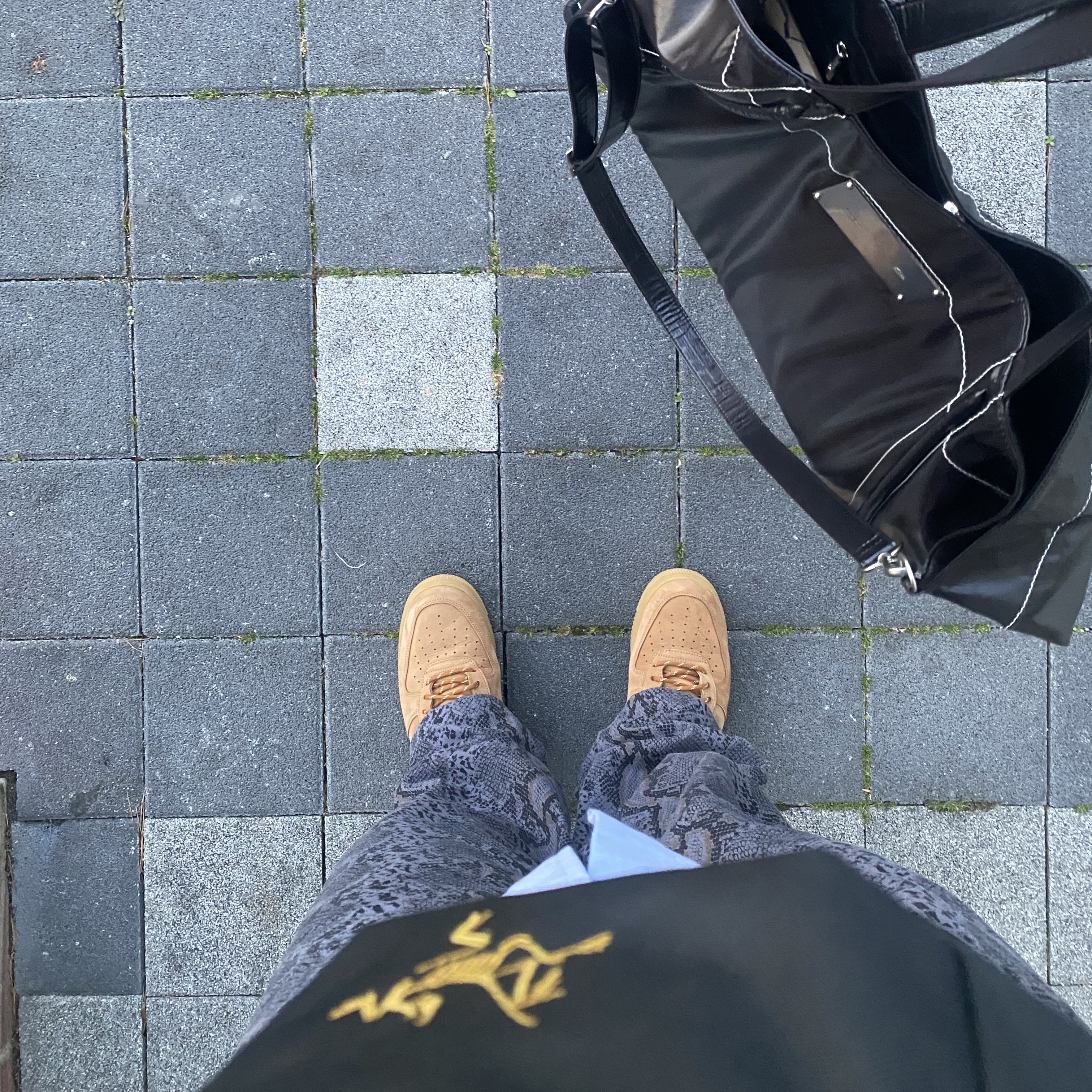 Arc'teryx Mantis 1 Waistpack Black, Nike Air Force 1 '07 WB Flax 착용 스타일