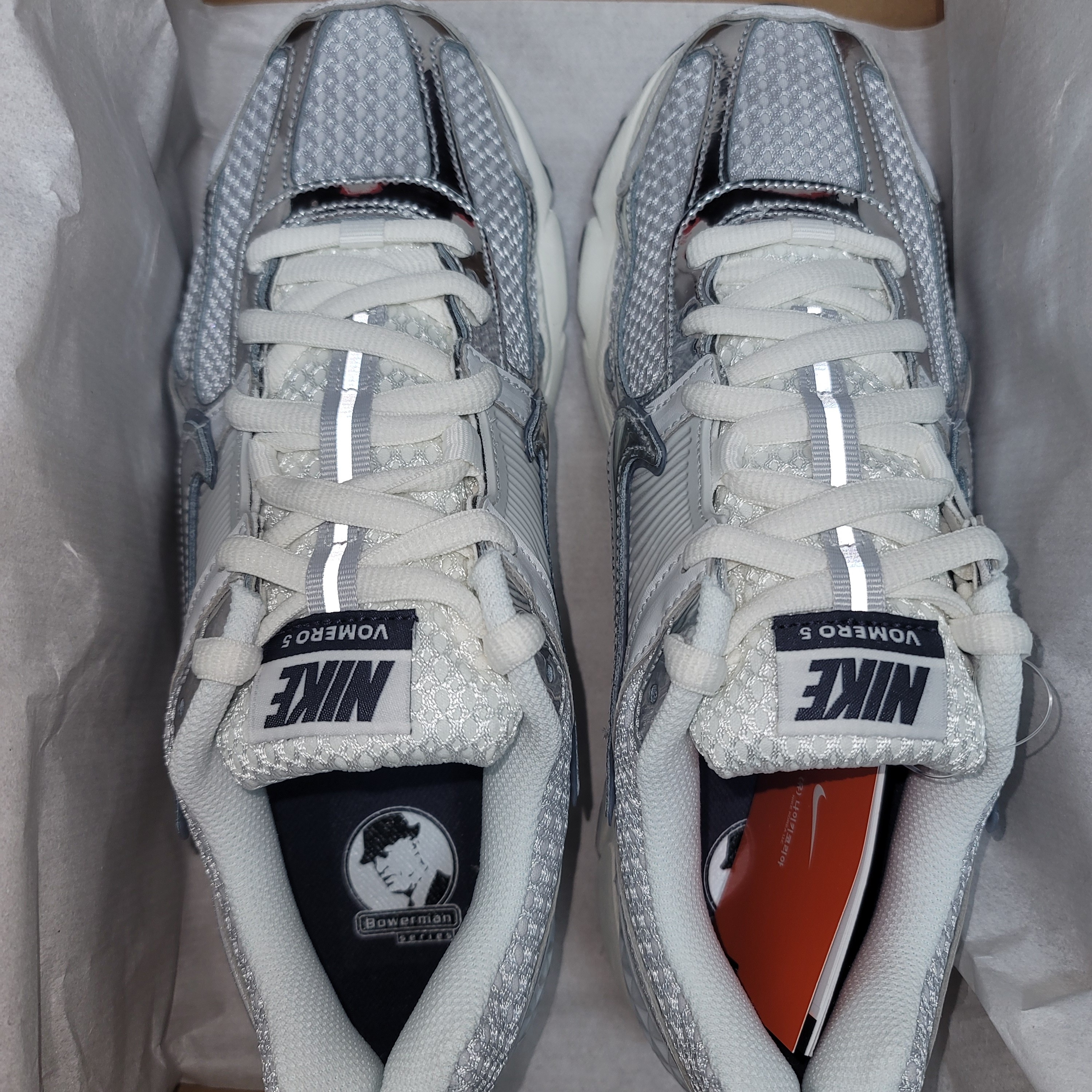 (W) Nike Zoom Vomero 5 Photon Dust and Metallic Silver 착용 스타일
