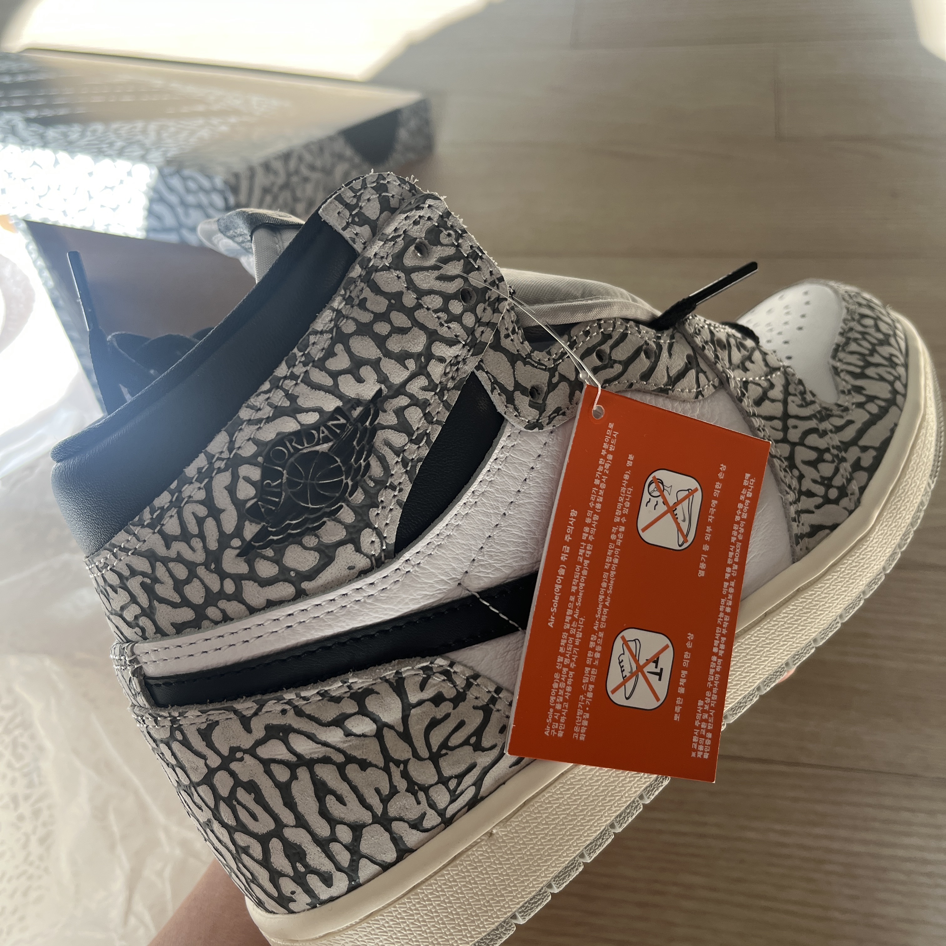 Jordan 1 Retro High OG White Cement 착용 스타일 - 2