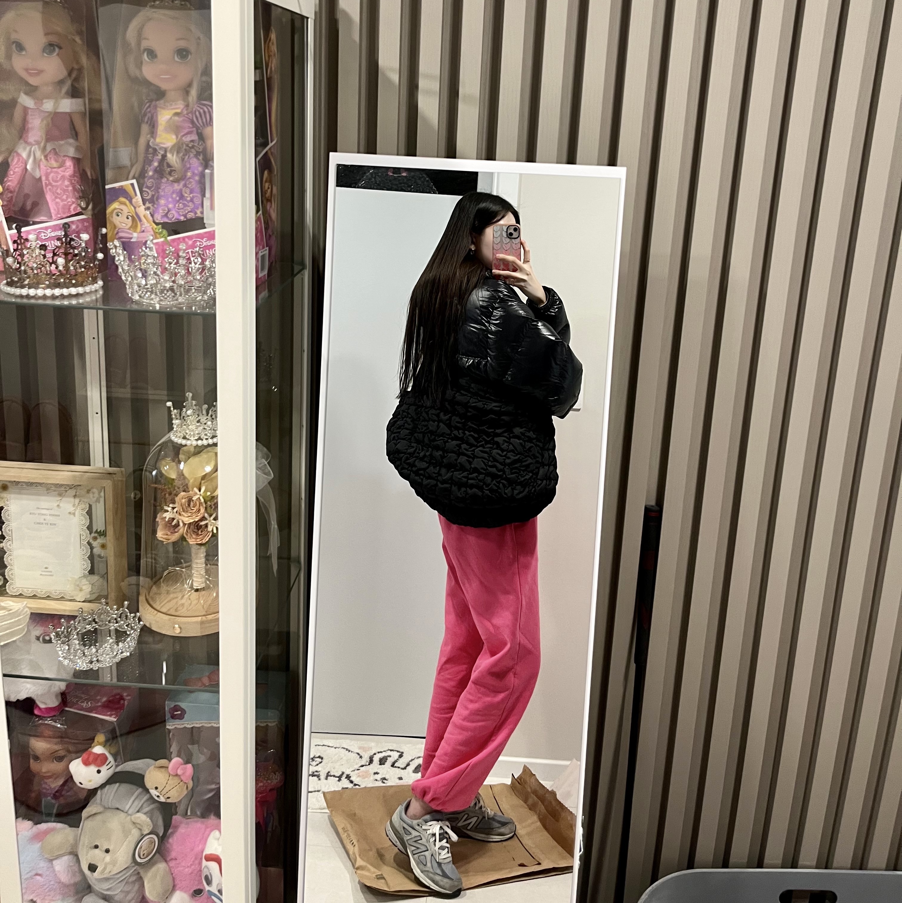 (W) The North Face Nuptse Short Jacket TNF Black, COS Quilted Oversized Shoulder Bag Black 착용 스타일 - 2