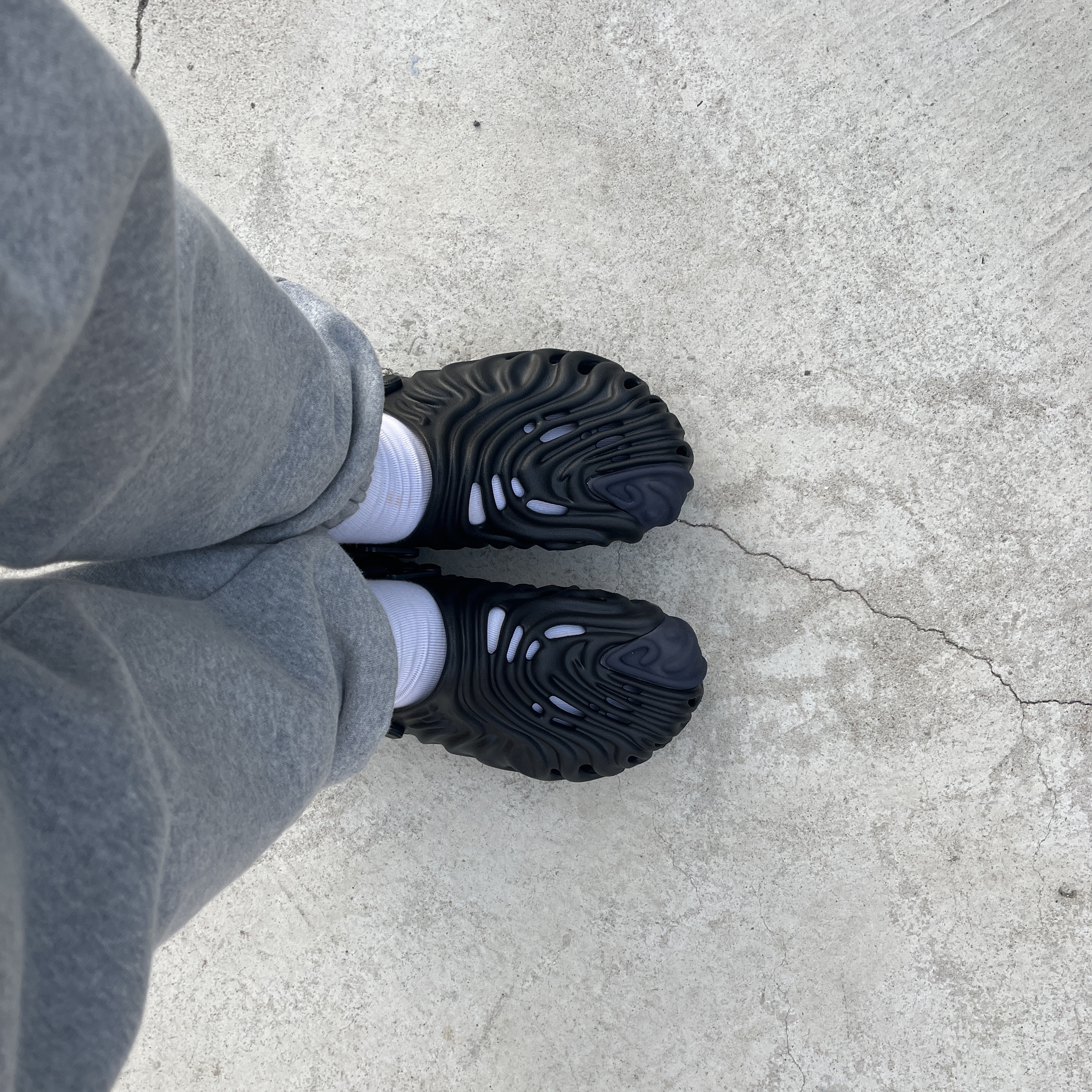 Crocs x Salehe Bembury Pollex Clog Sasquatch 착용 스타일