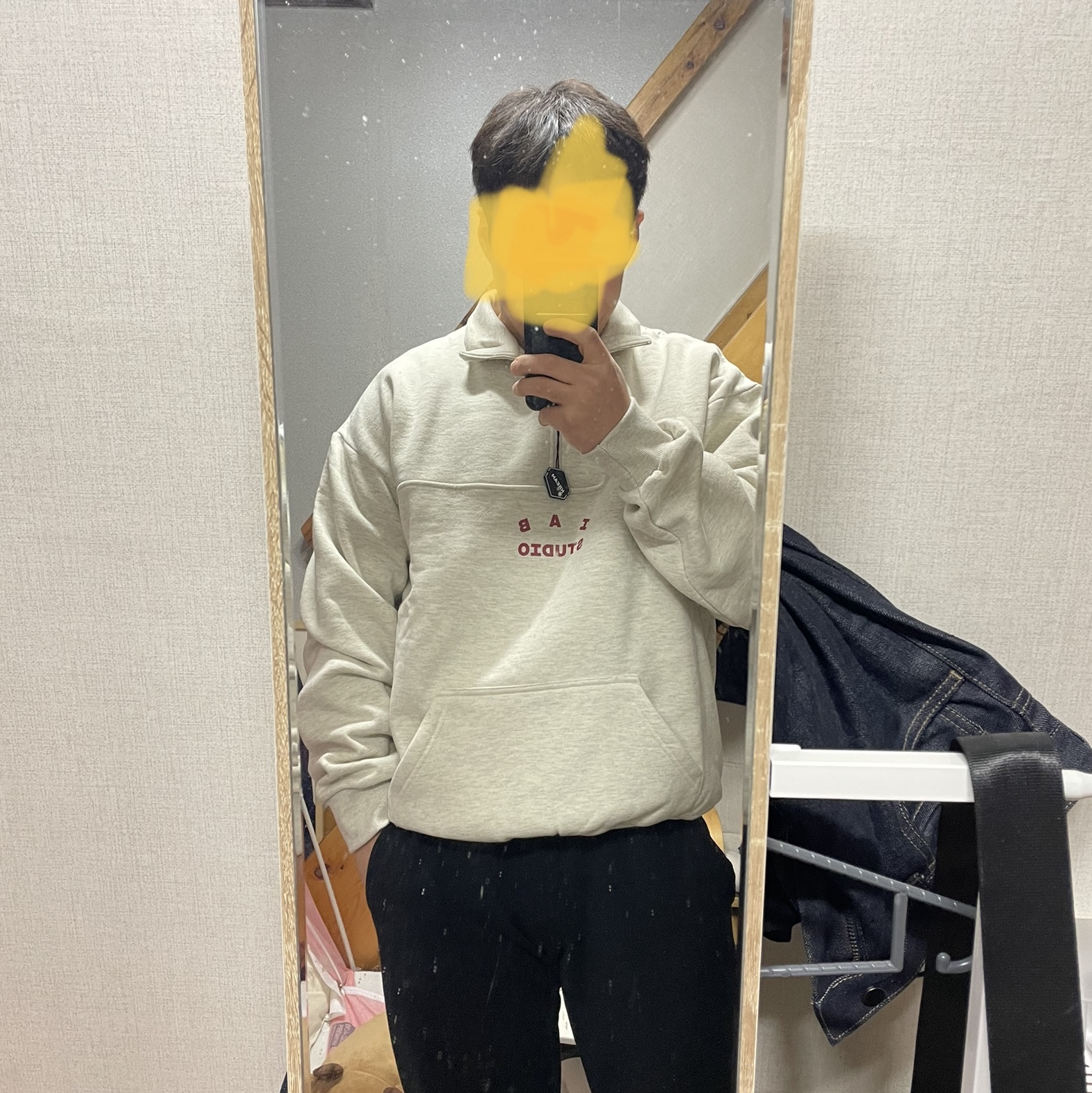 IAB Studio Half Zip-Up Oatmeal Burgundy 착용 스타일 - 2
