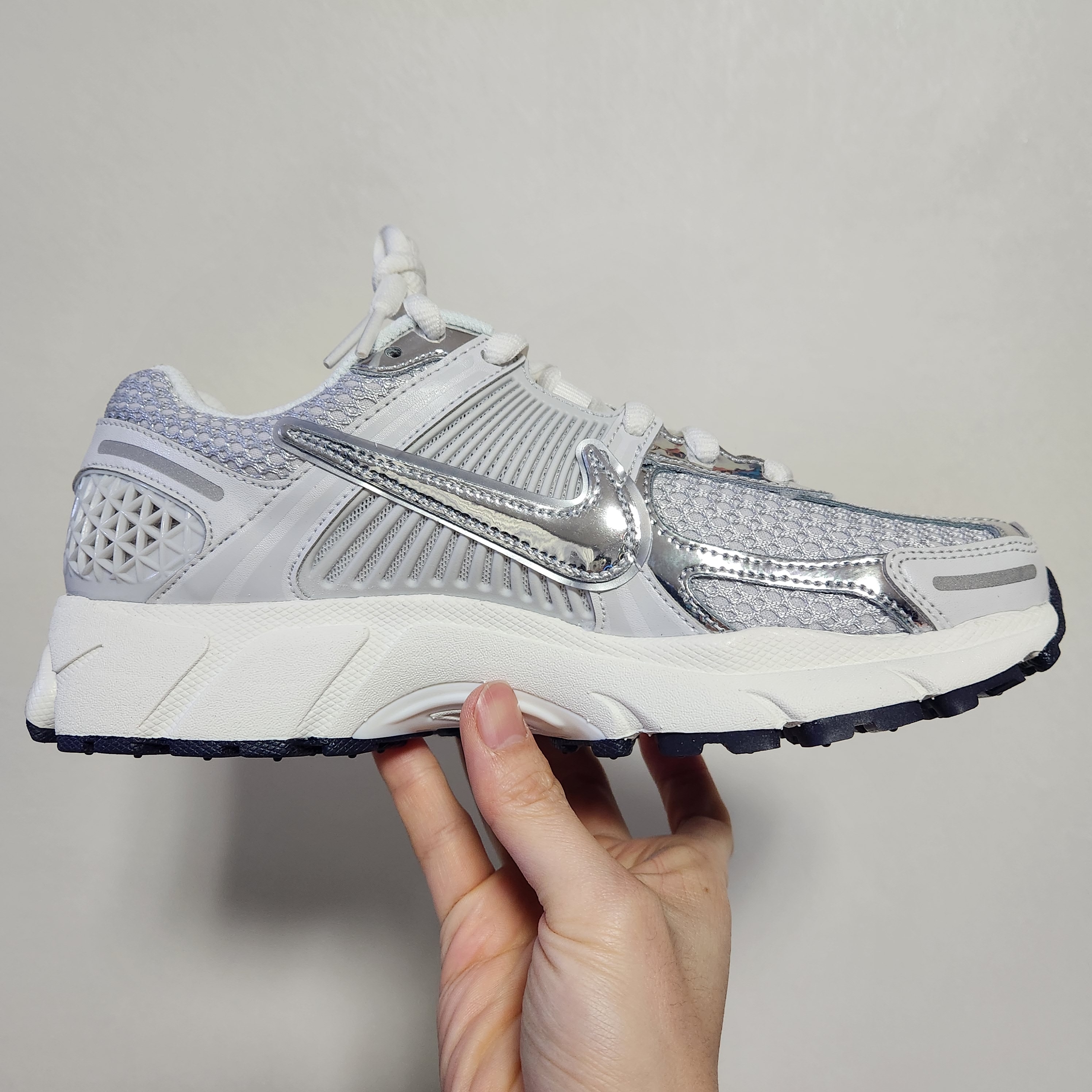 (W) Nike Zoom Vomero 5 Photon Dust and Metallic Silver 착용 스타일 - 4