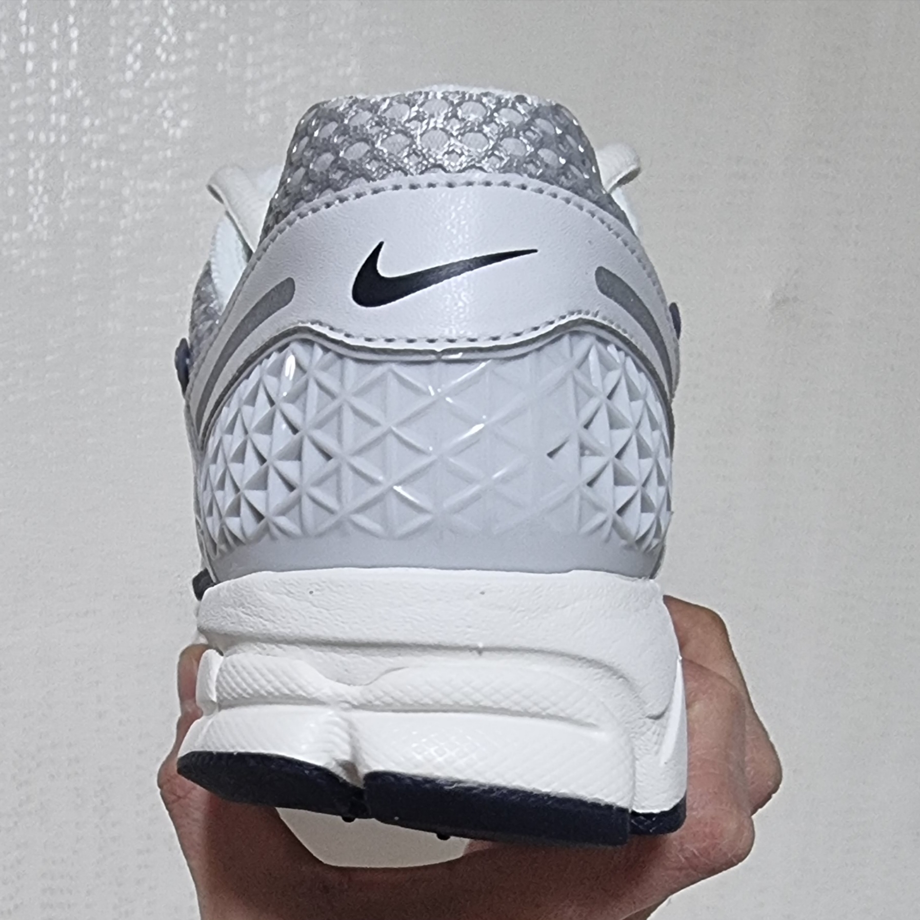 (W) Nike Zoom Vomero 5 Photon Dust and Metallic Silver 착용 스타일 - 3