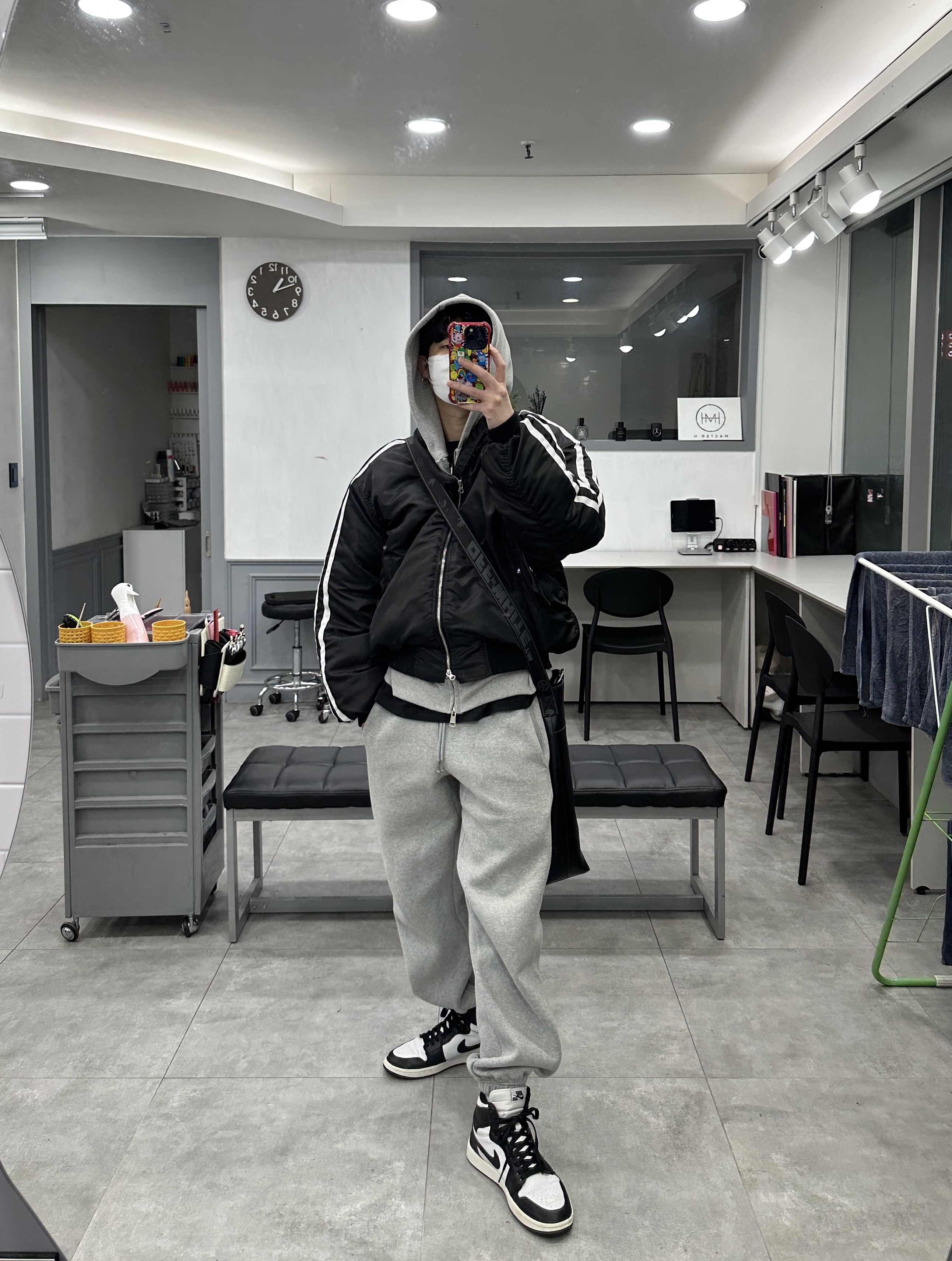 (GS) Jordan 1 Retro High OG Black White 2014, Off-White Binder Diag Saffiano Tote Bag Black 착용 스타일 - 1