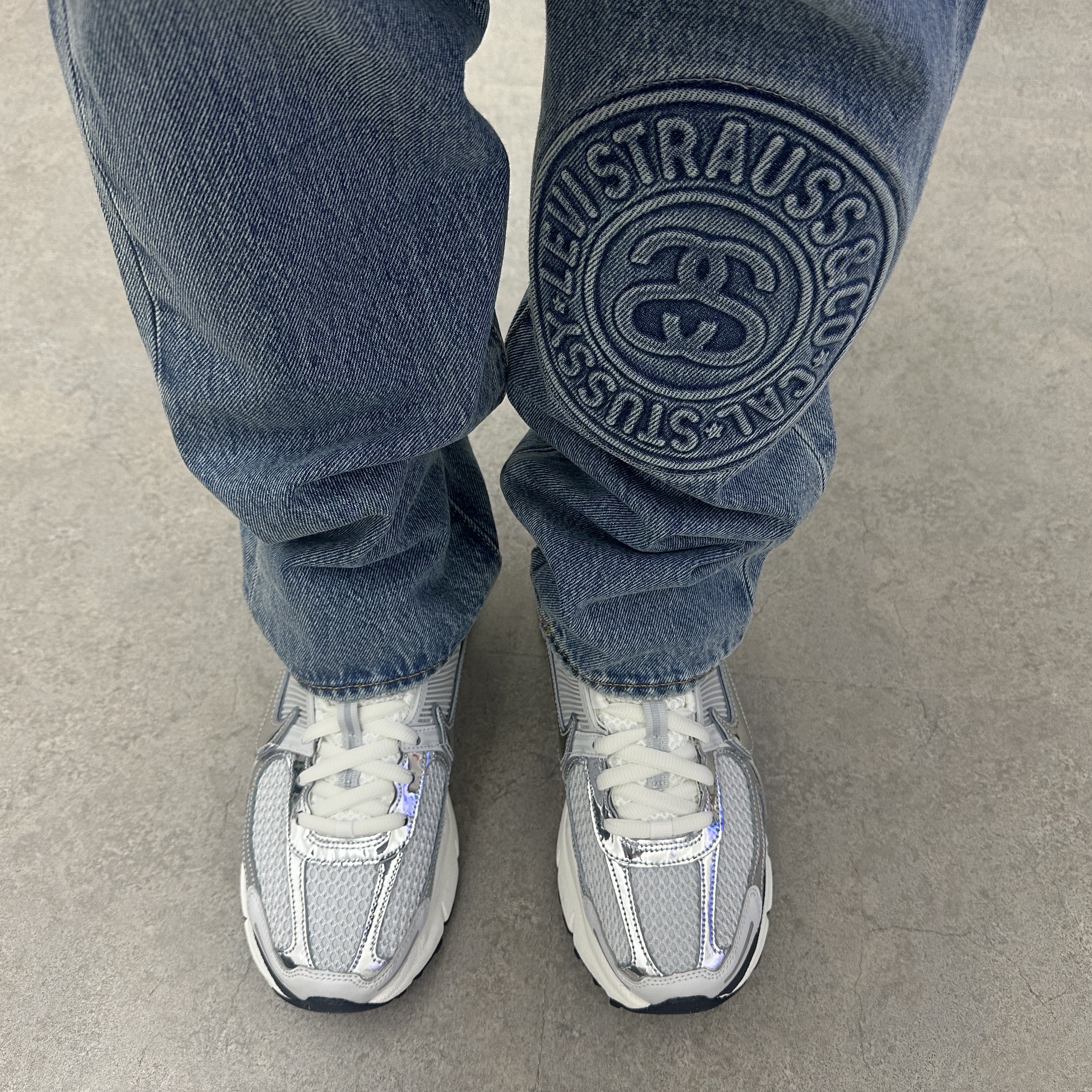 Stussy x Levi's Embossed 501 Jean Indigo, (W) Nike Zoom Vomero 5 Photon Dust and Metallic Silver 착용 스타일 - 3