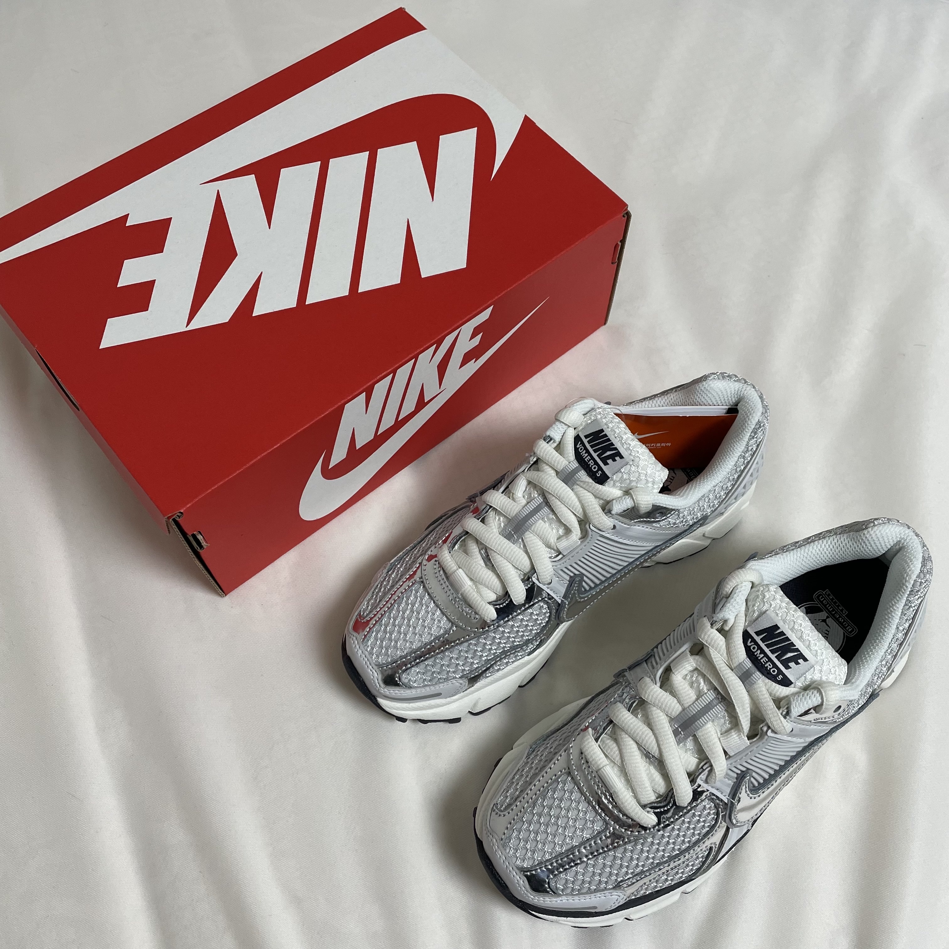 (W) Nike Zoom Vomero 5 Photon Dust and Metallic Silver 착용 스타일 - 1