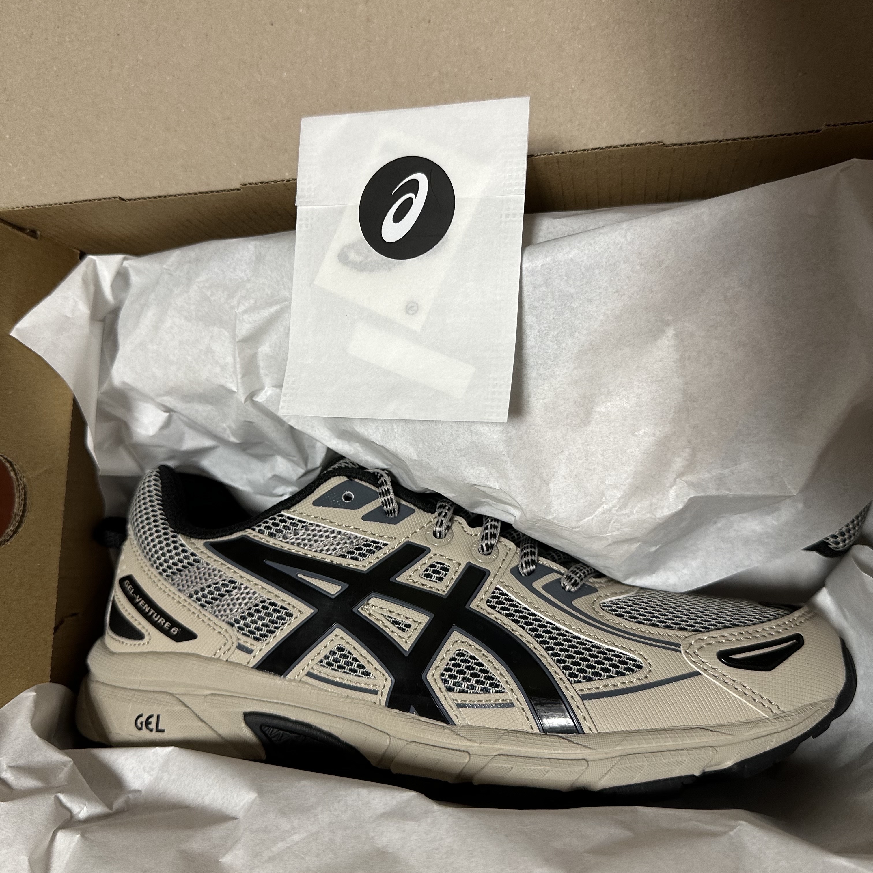 Asics Gel-Venture 6 Feather Grey Black 착용 스타일 - 1