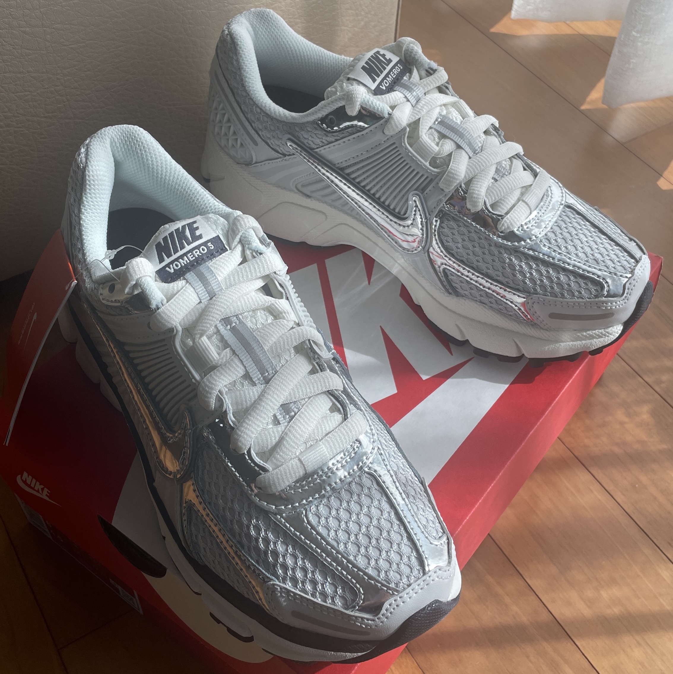 (W) Nike Zoom Vomero 5 Photon Dust and Metallic Silver 착용 스타일 - 1
