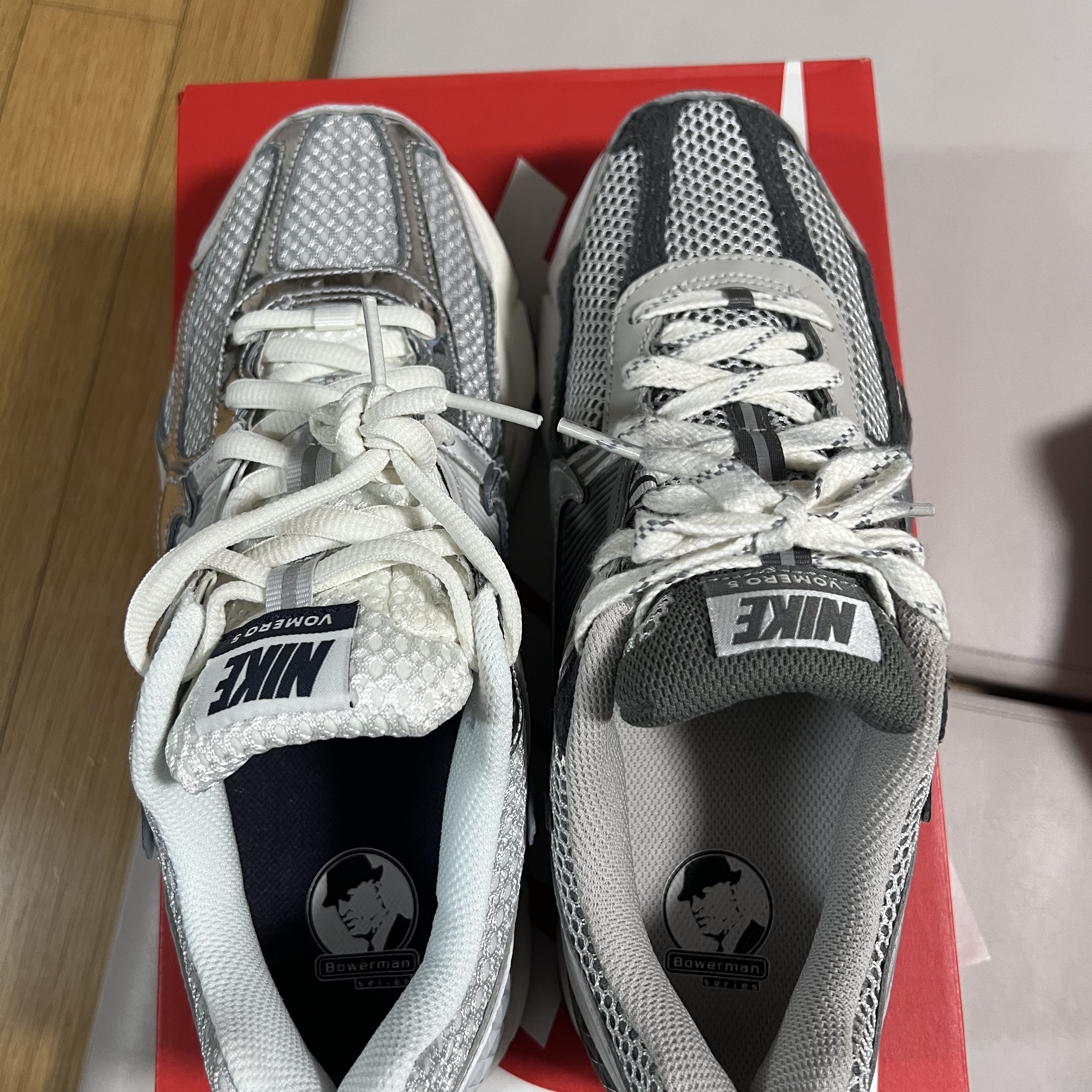 (W) Nike Zoom Vomero 5 Photon Dust and Metallic Silver, Nike Zoom Vomero 5 PRM Light Iron Ore and Flat Fewter 착용 스타일 - 3