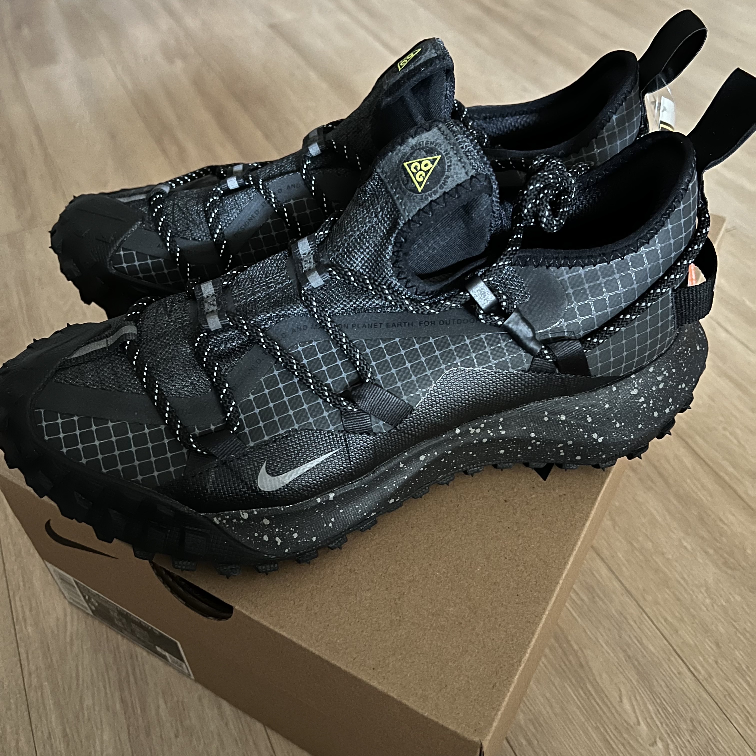 Nike ACG Mountain Fly Low Gore-Tex SE Dark Smoke Grey 착용 스타일 - 2