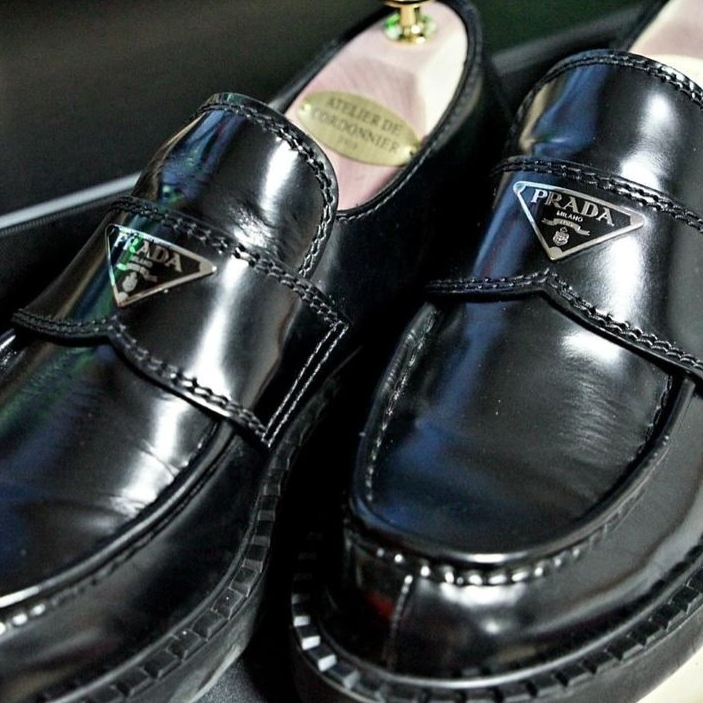 Prada Chocolate Brushed Leather Loafers Black 착용 스타일