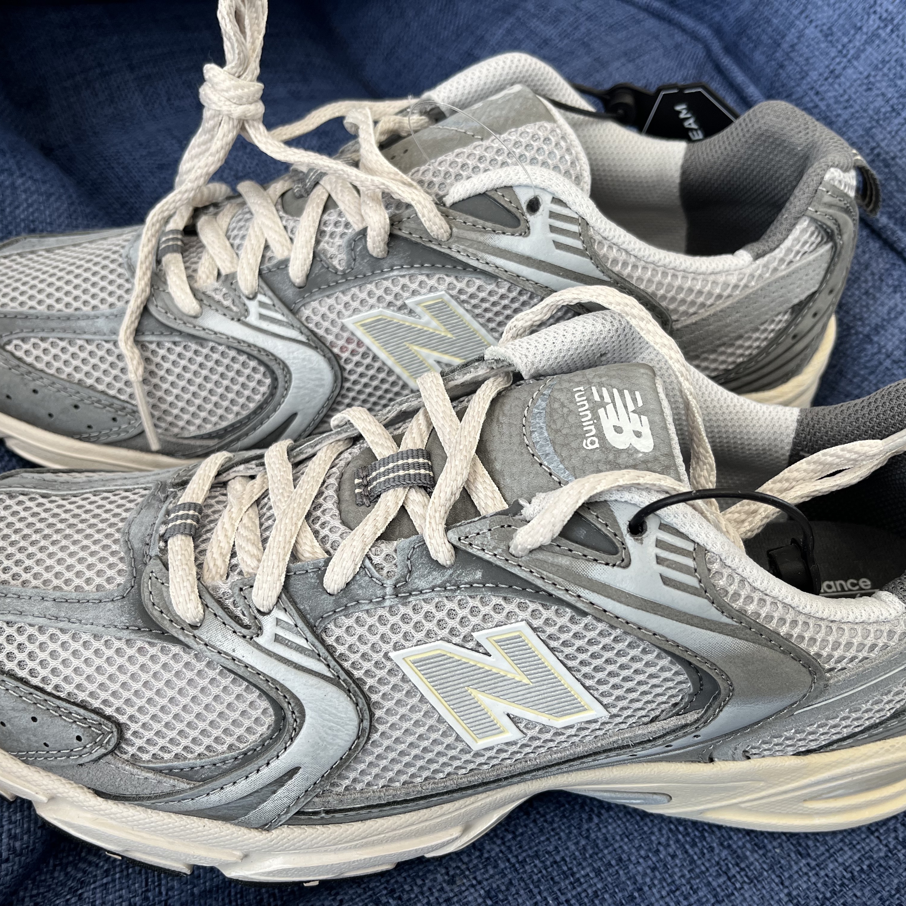 New Balance 530 Premium Vintage Grey Matter 착용 스타일 - 2