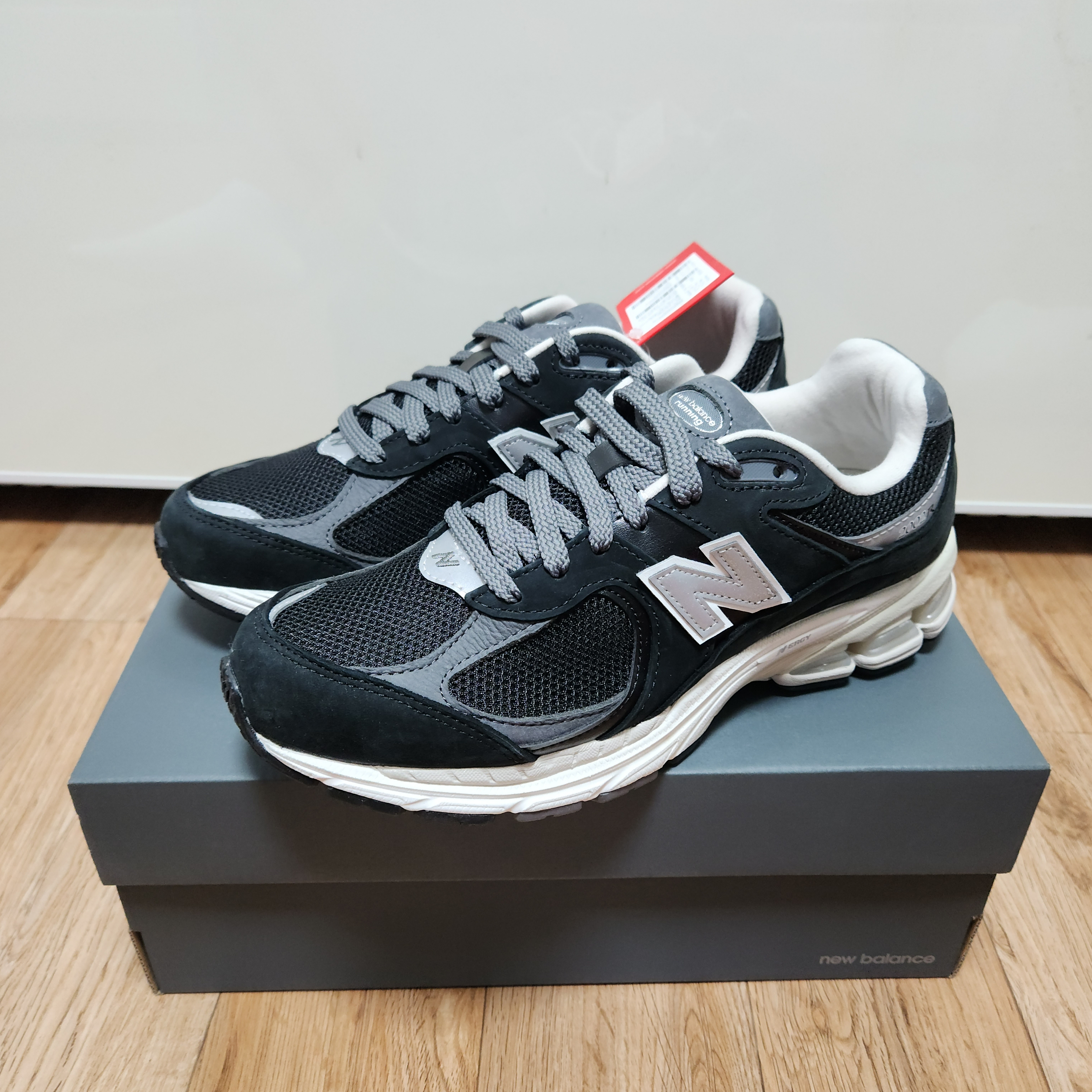 New Balance 2002R Premium Vintage Black 착용 스타일