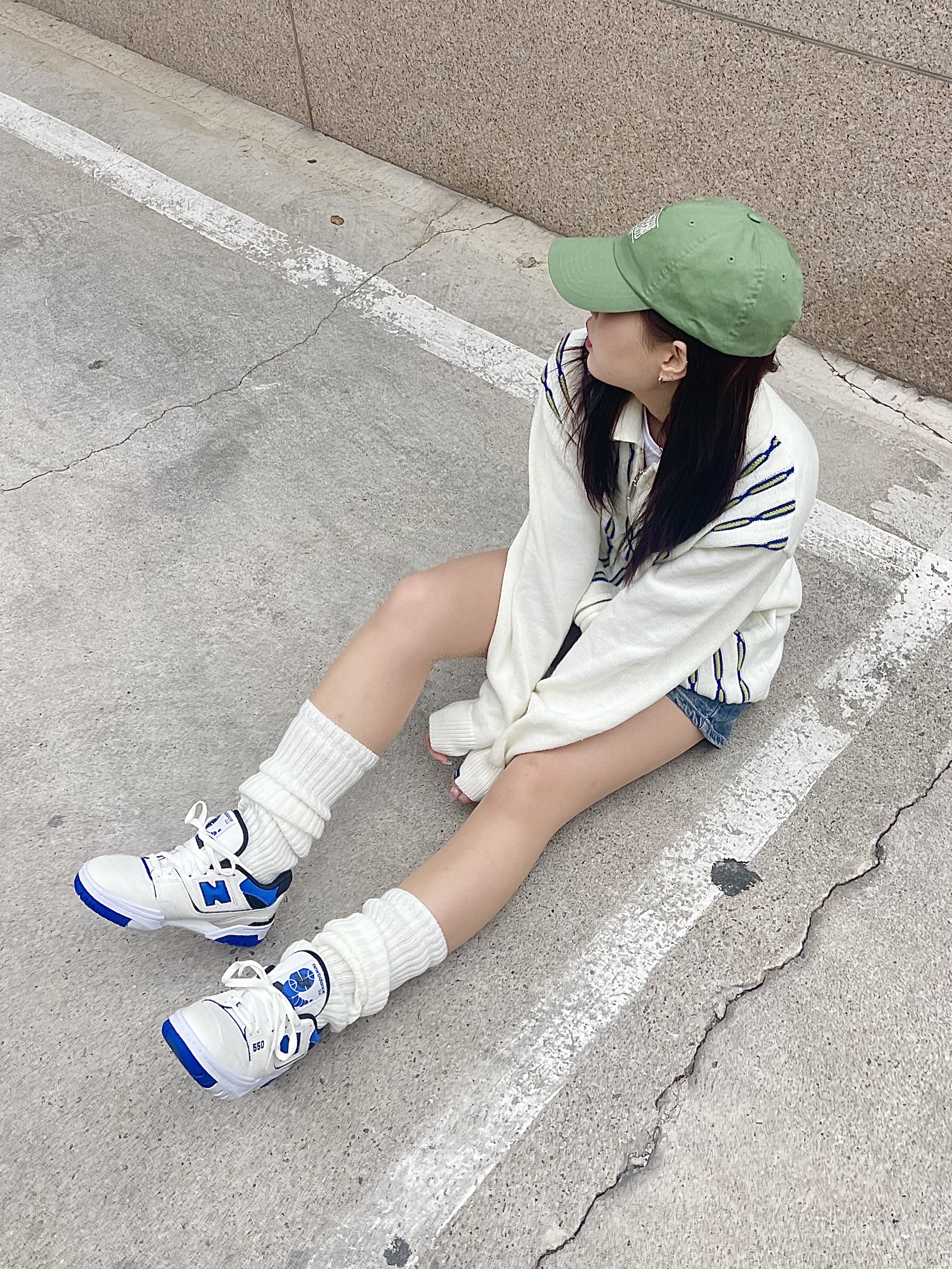 New Balance 550 Sea Salt Team Royal - D Standard 착용 스타일 - 1