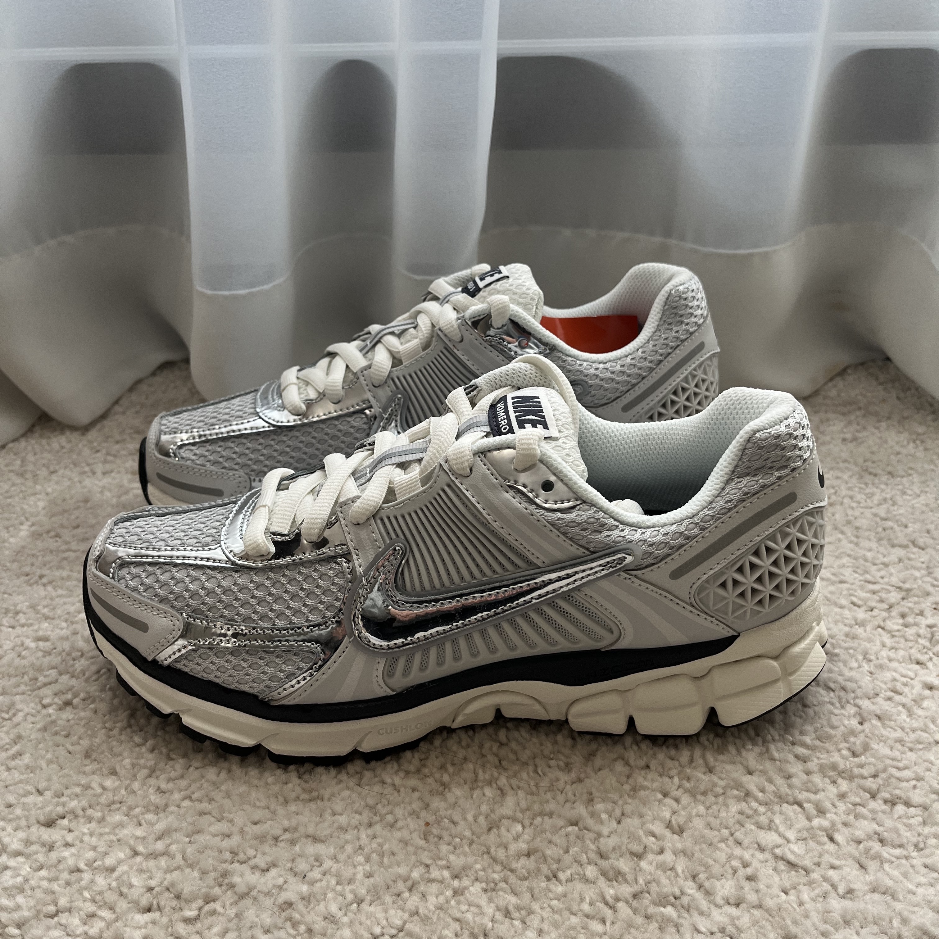 (W) Nike Zoom Vomero 5 Photon Dust and Metallic Silver 착용 스타일 - 2